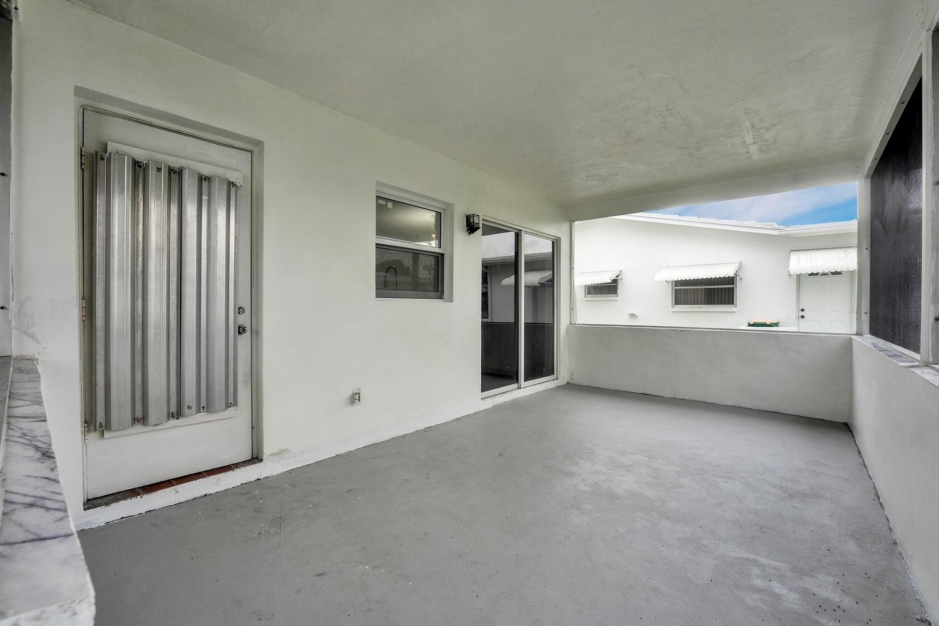 Spacious Screened Patio