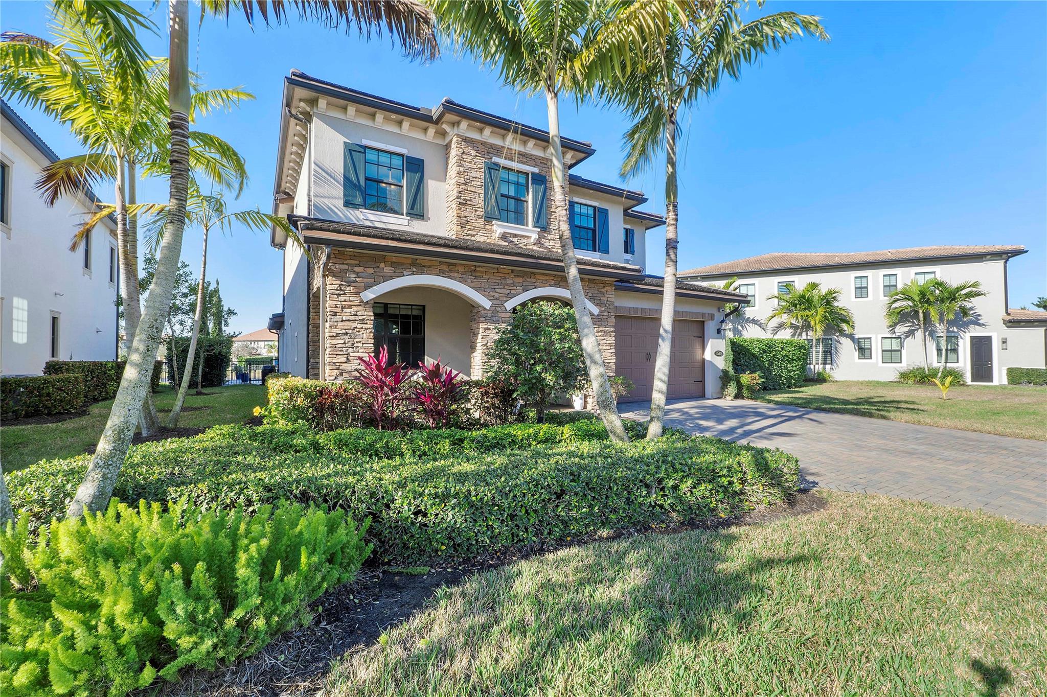 Can you see the long grassy area at this left side of the house?
You can hedge or fence all the way down on the left of the Palm trees so it make a great doggie run.