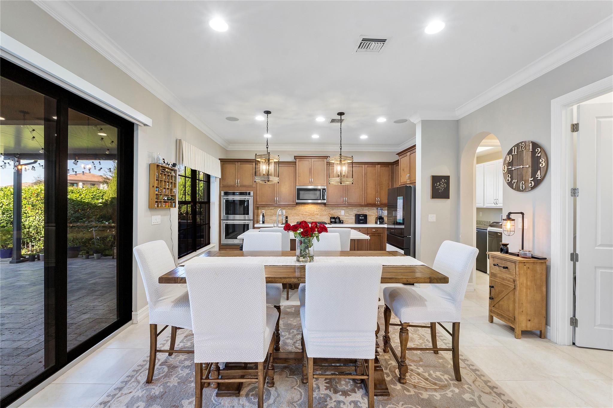 Great large Dining area can seat 8 chairs if needed & 3-4 at the kitchen Island, Great for Thanksgiving