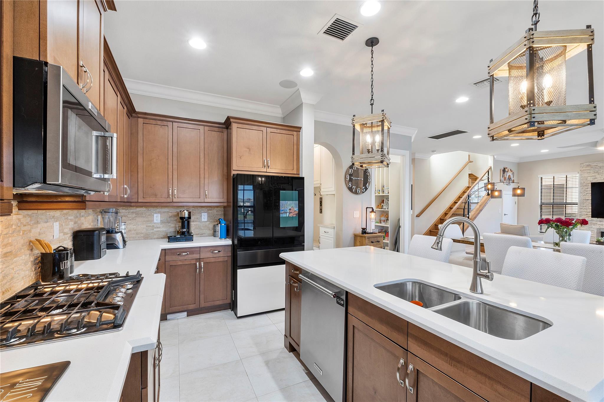 what a beautiful Kitchen, Do you believe that Gas cooking satisfies the palate more than food that is cooked on an electric range? This home has a natural gas line that comes through the community of Watercrest, (no tanks here)
