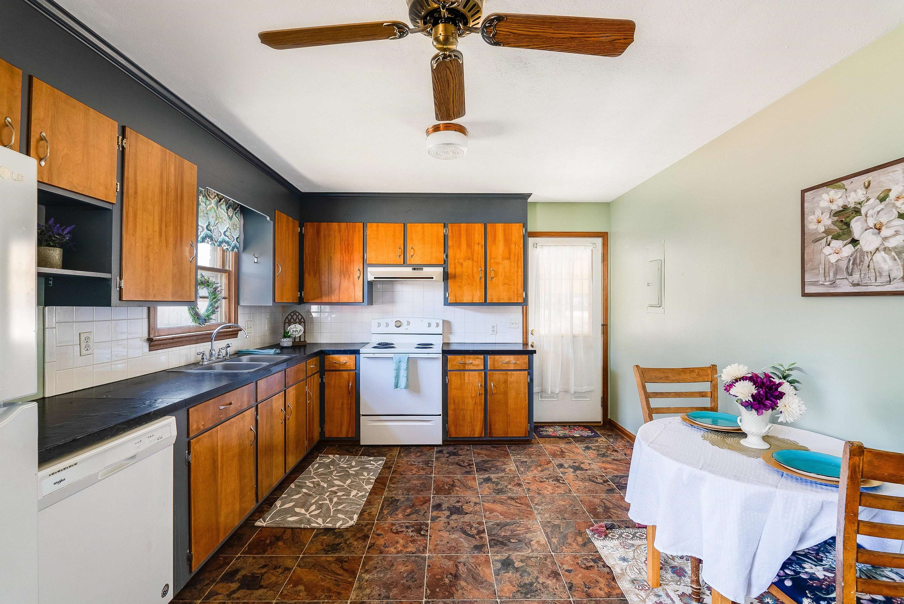 902 Dogwood Cir