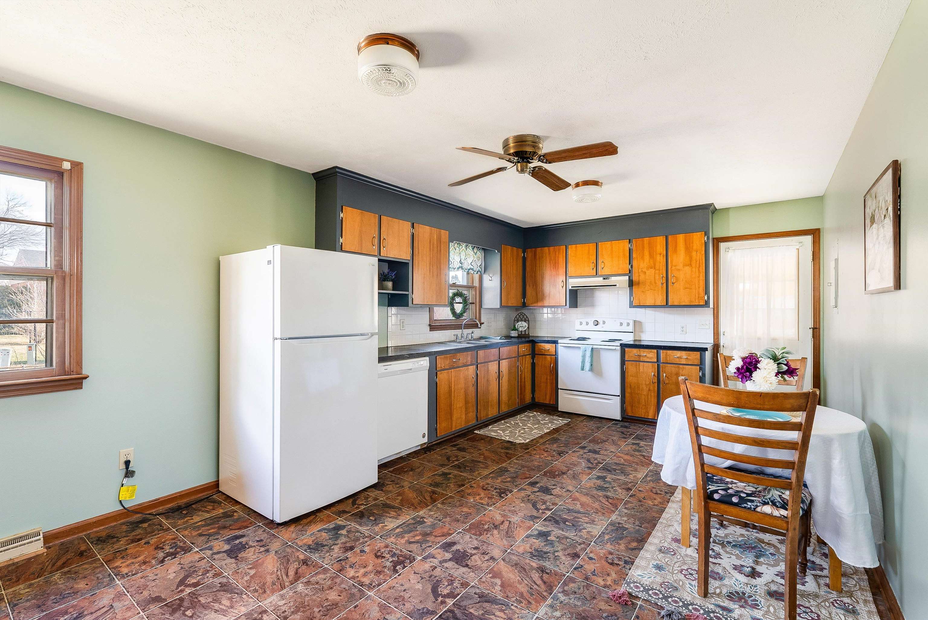 902 Dogwood Cir