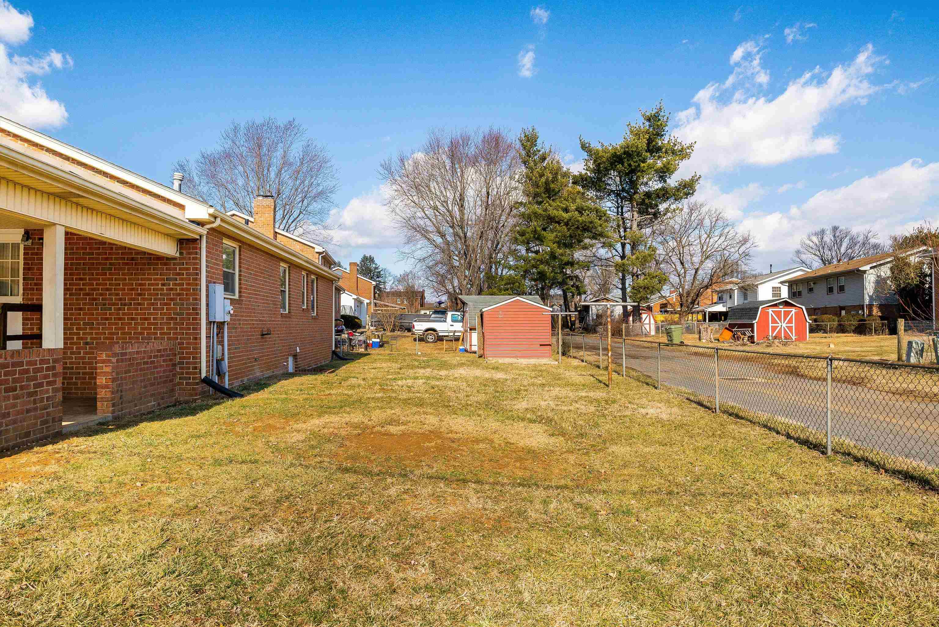 902 Dogwood Cir