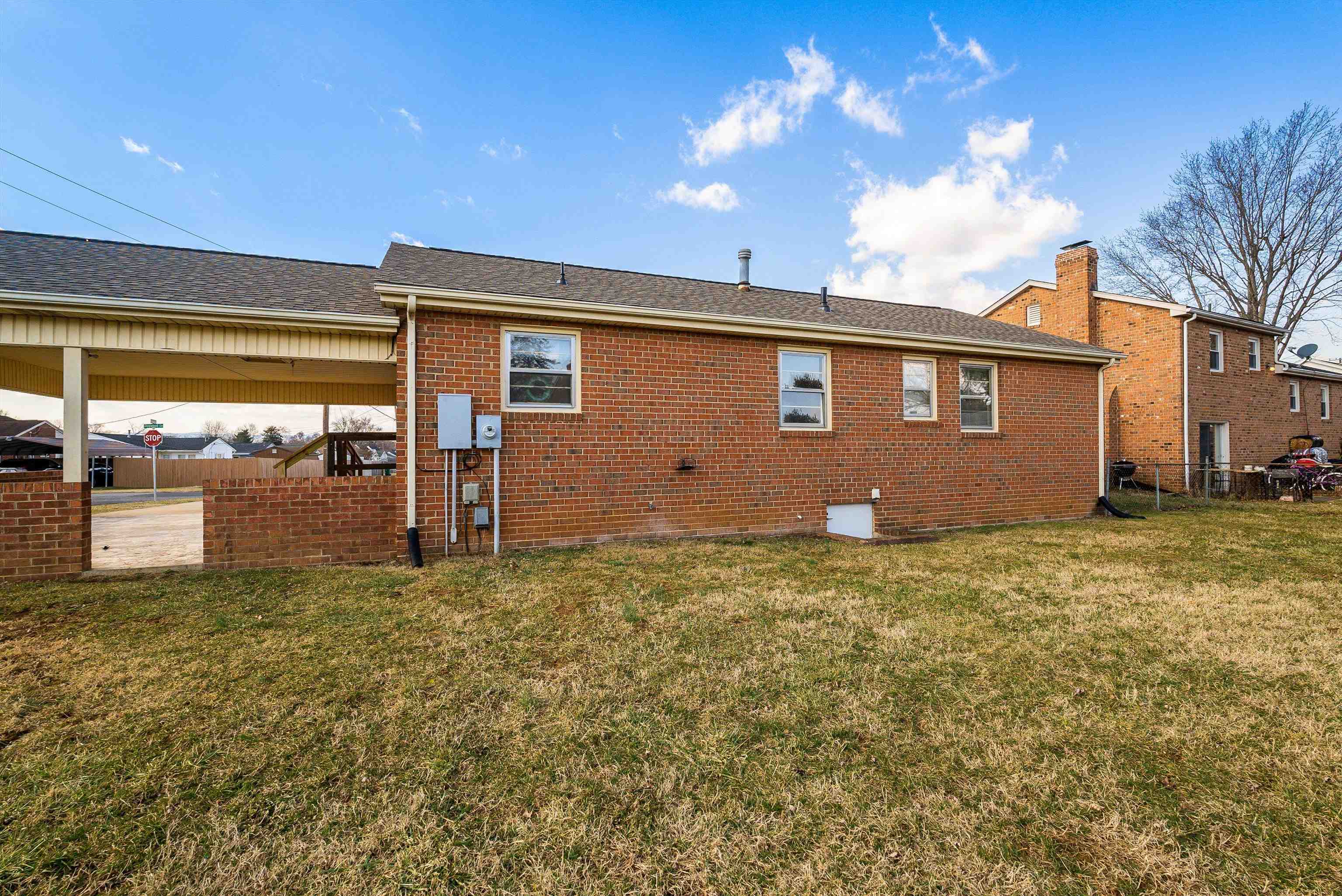 902 Dogwood Cir