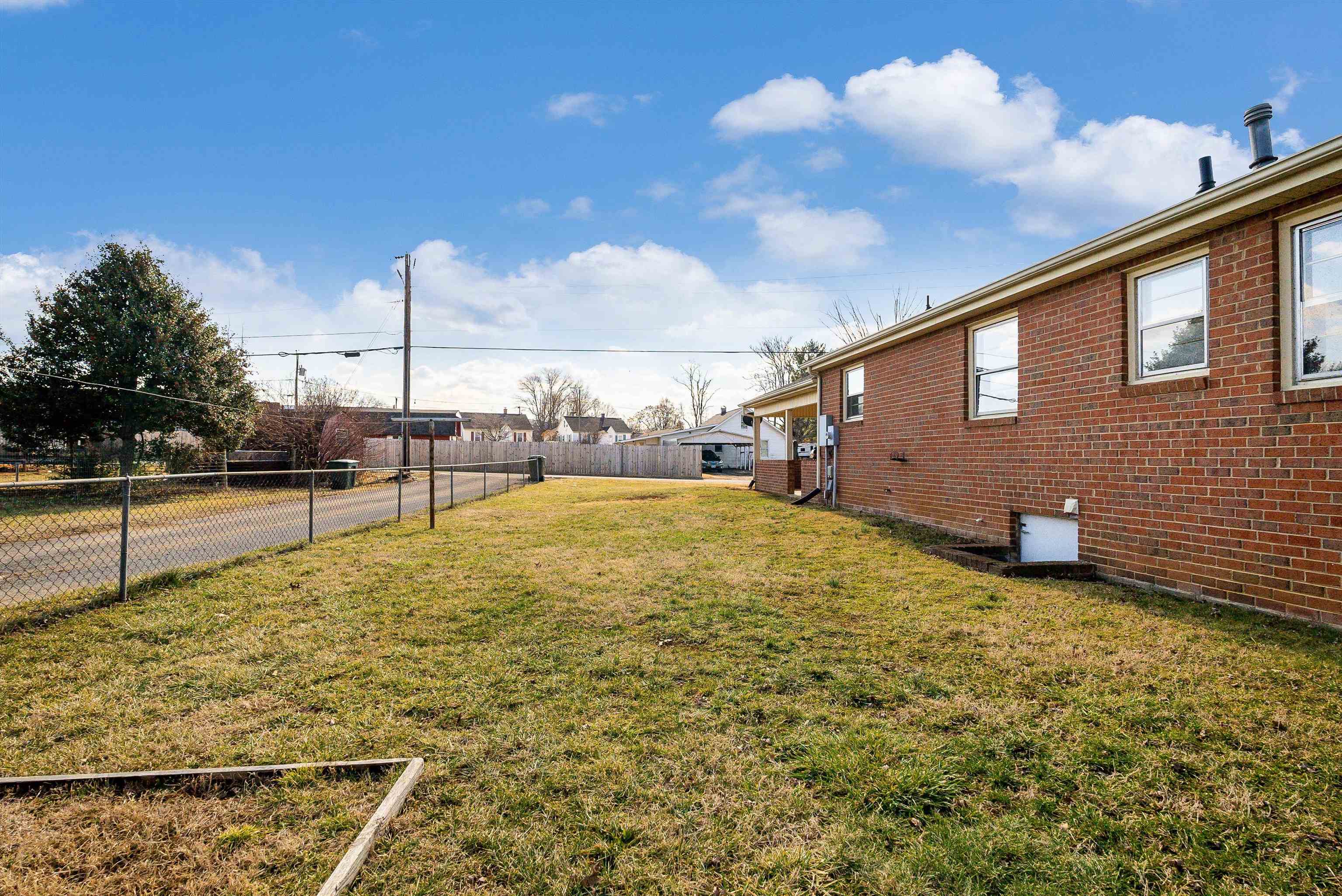 902 Dogwood Cir