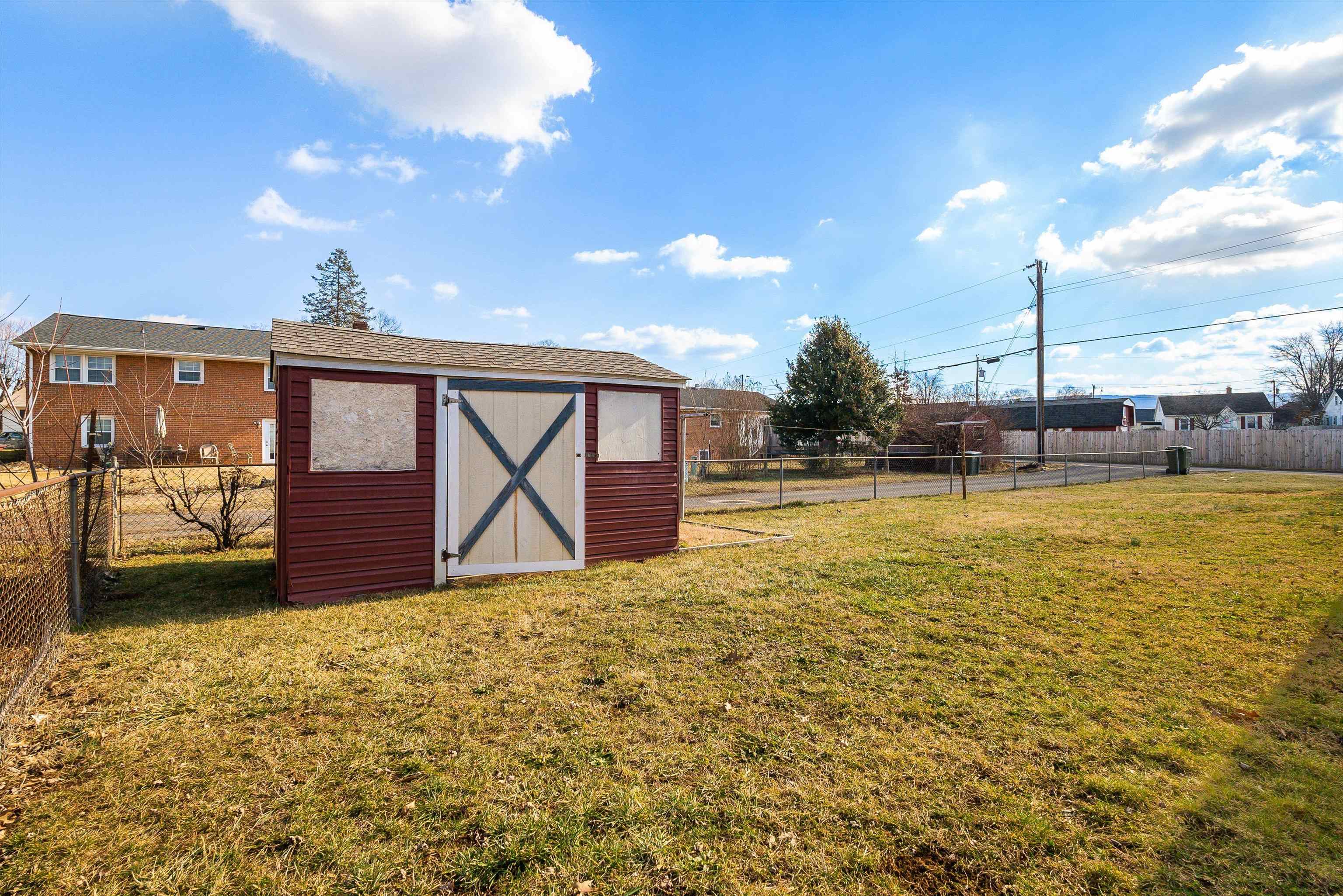 902 Dogwood Cir