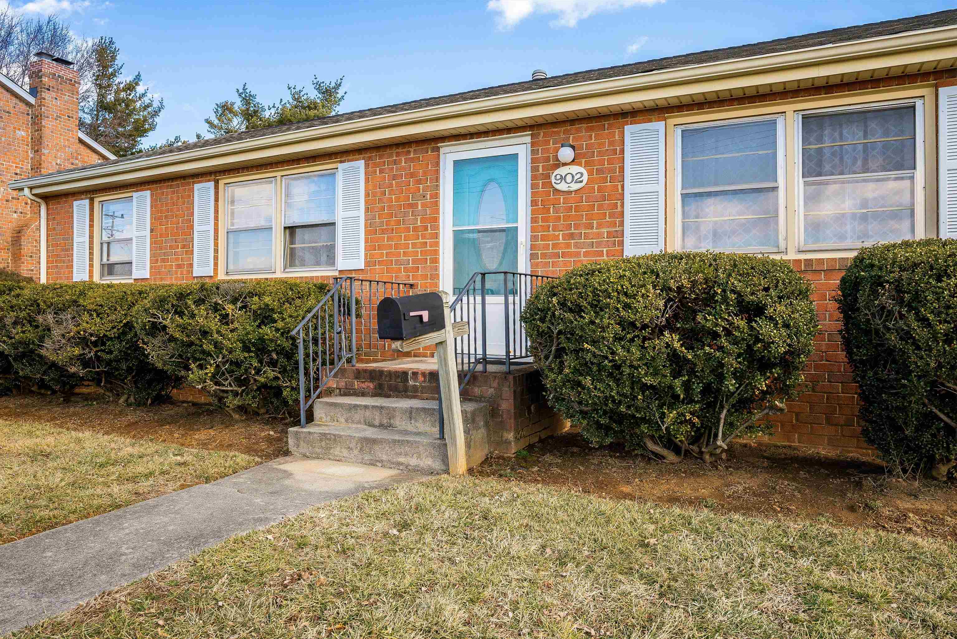 902 Dogwood Cir