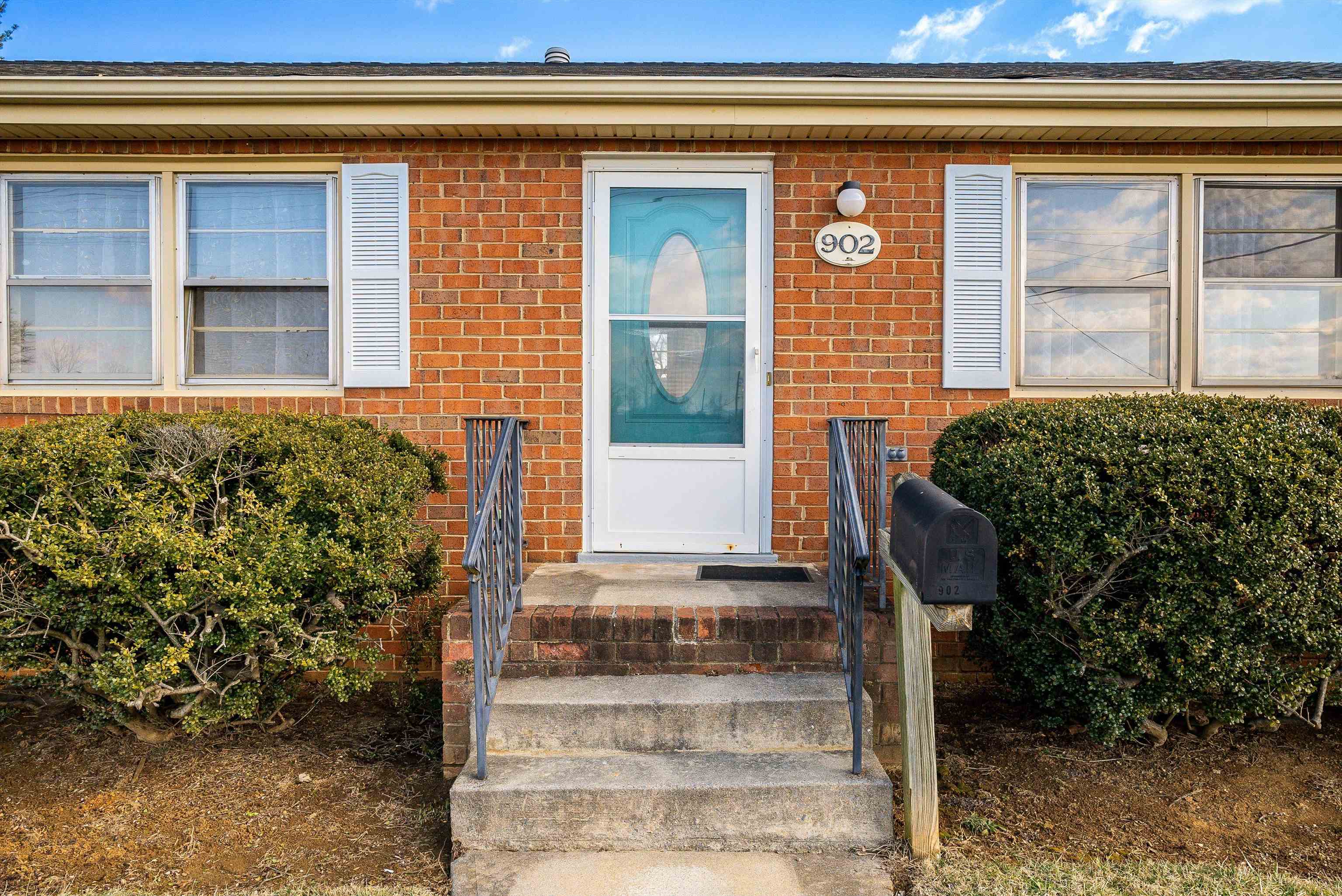 902 Dogwood Cir