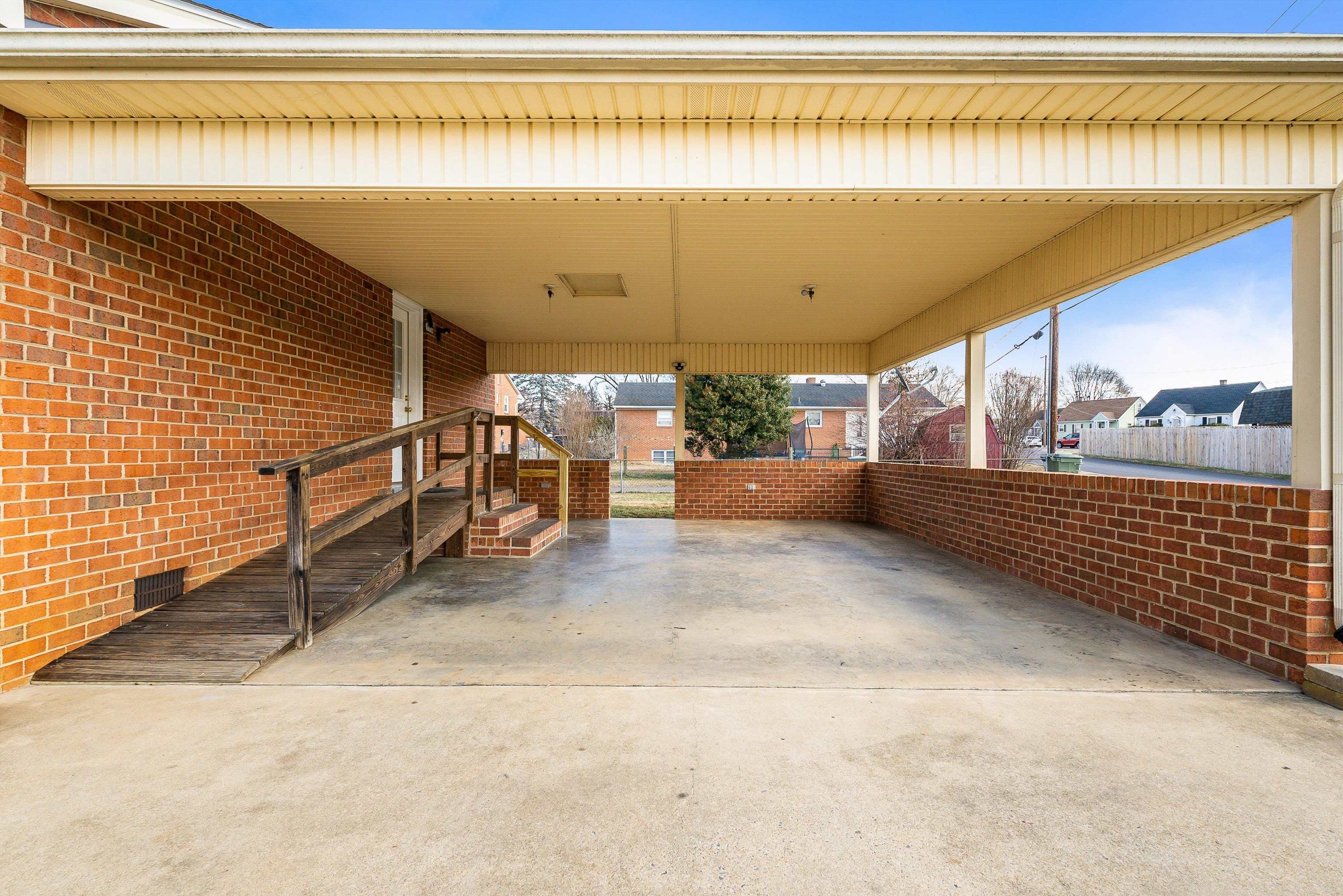 902 Dogwood Cir