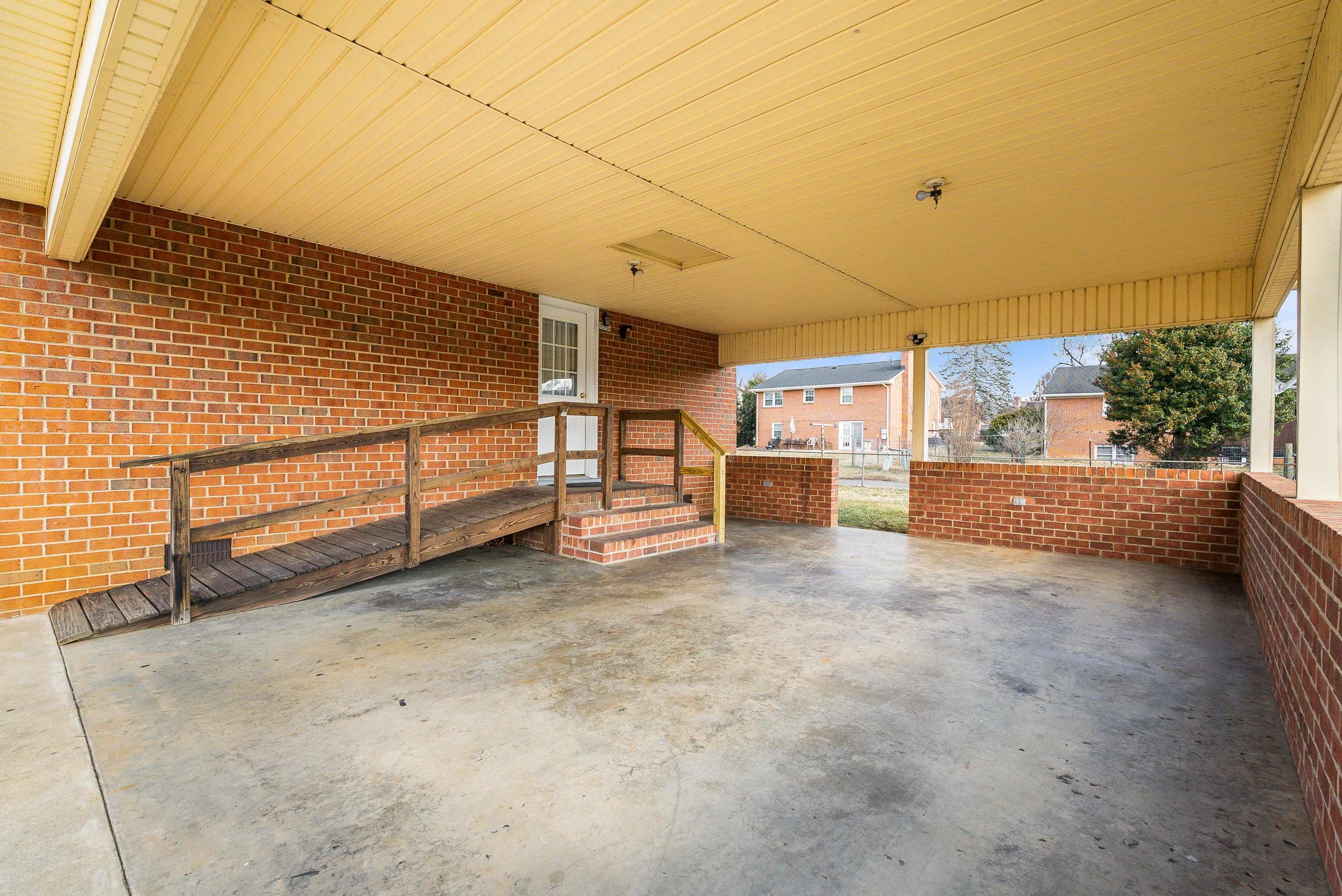 902 Dogwood Cir