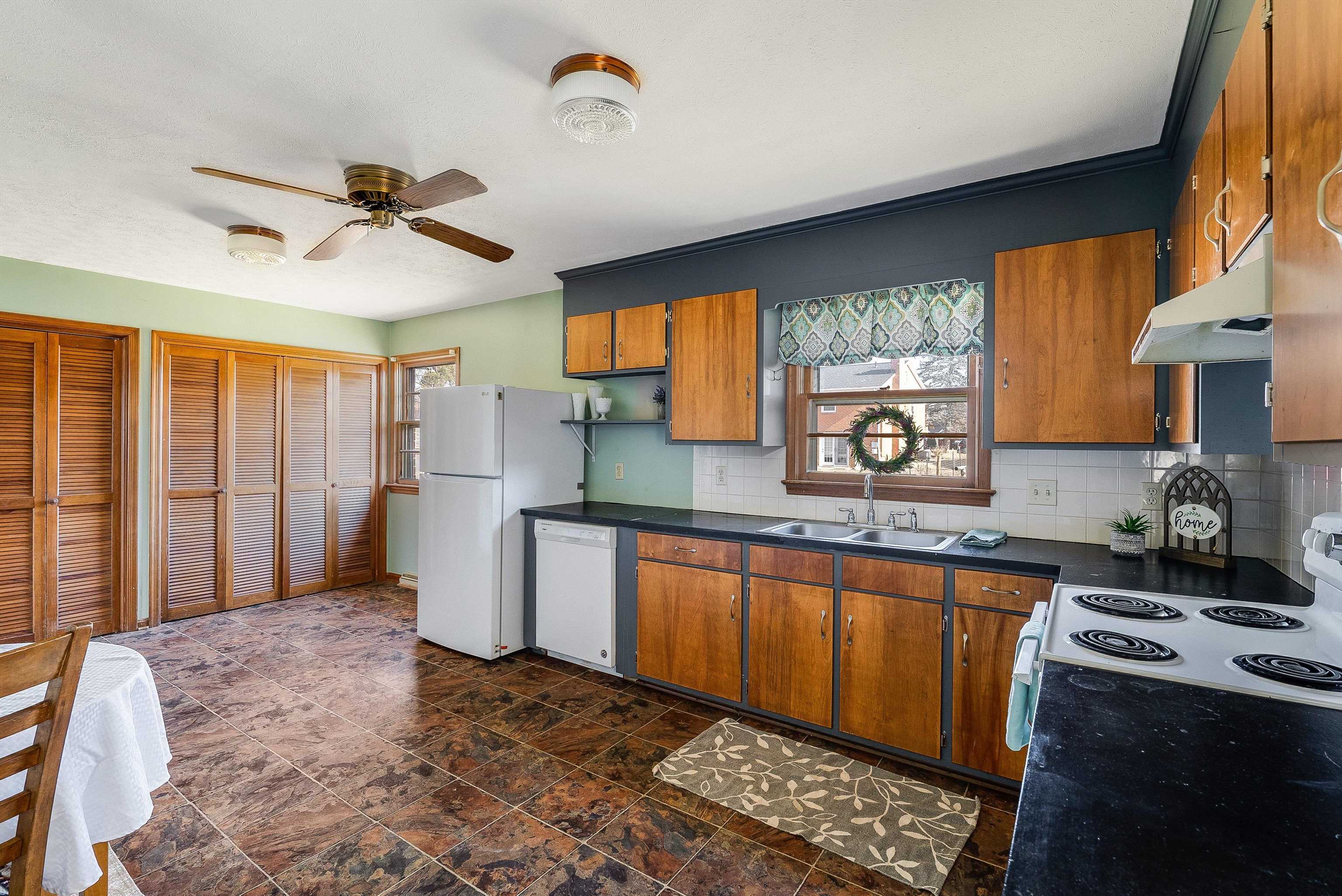 902 Dogwood Cir