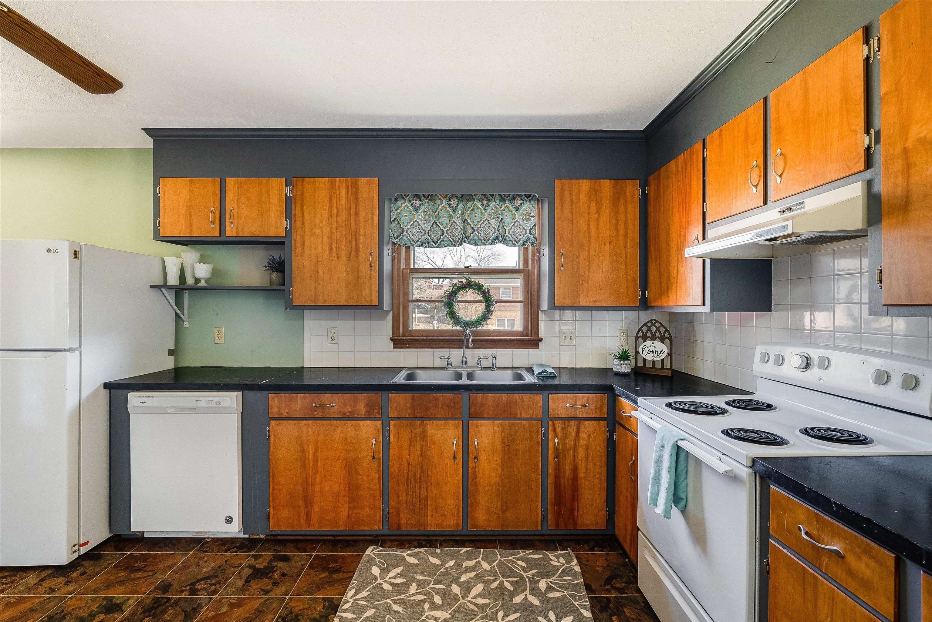 902 Dogwood Cir