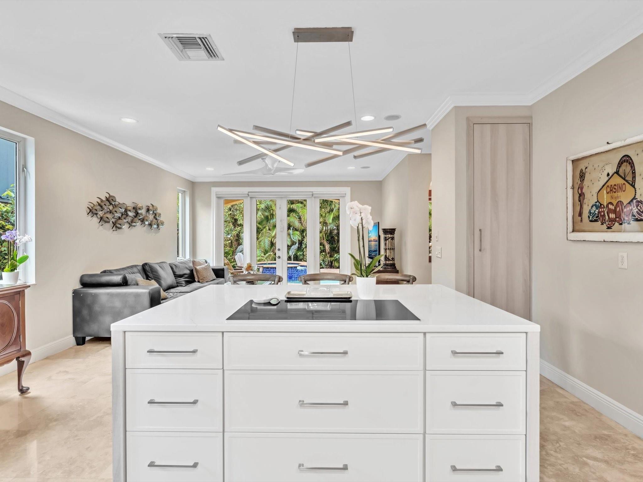 Island with Fulgor cooktop, storage