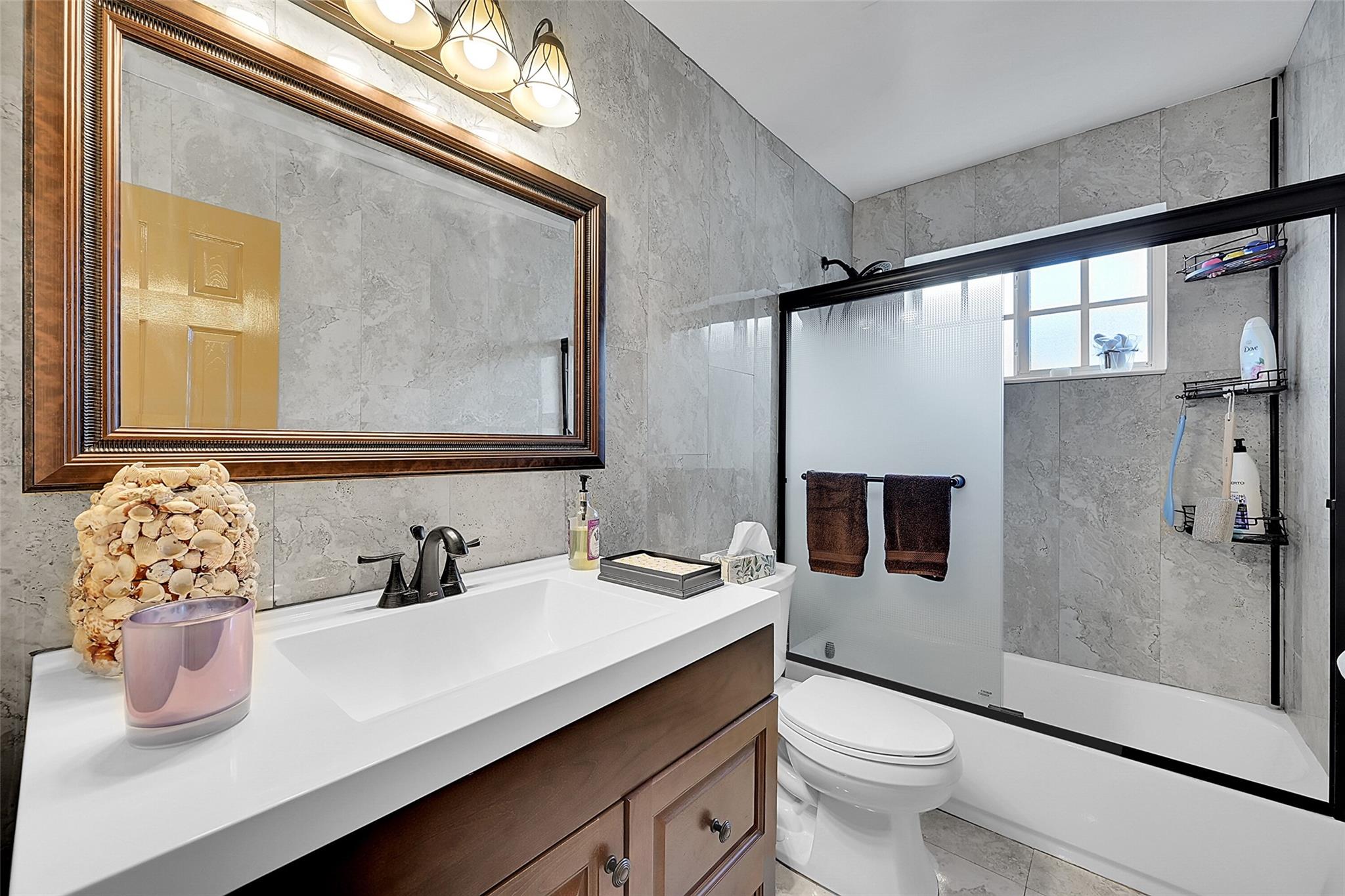 Full bathroom in the hallway