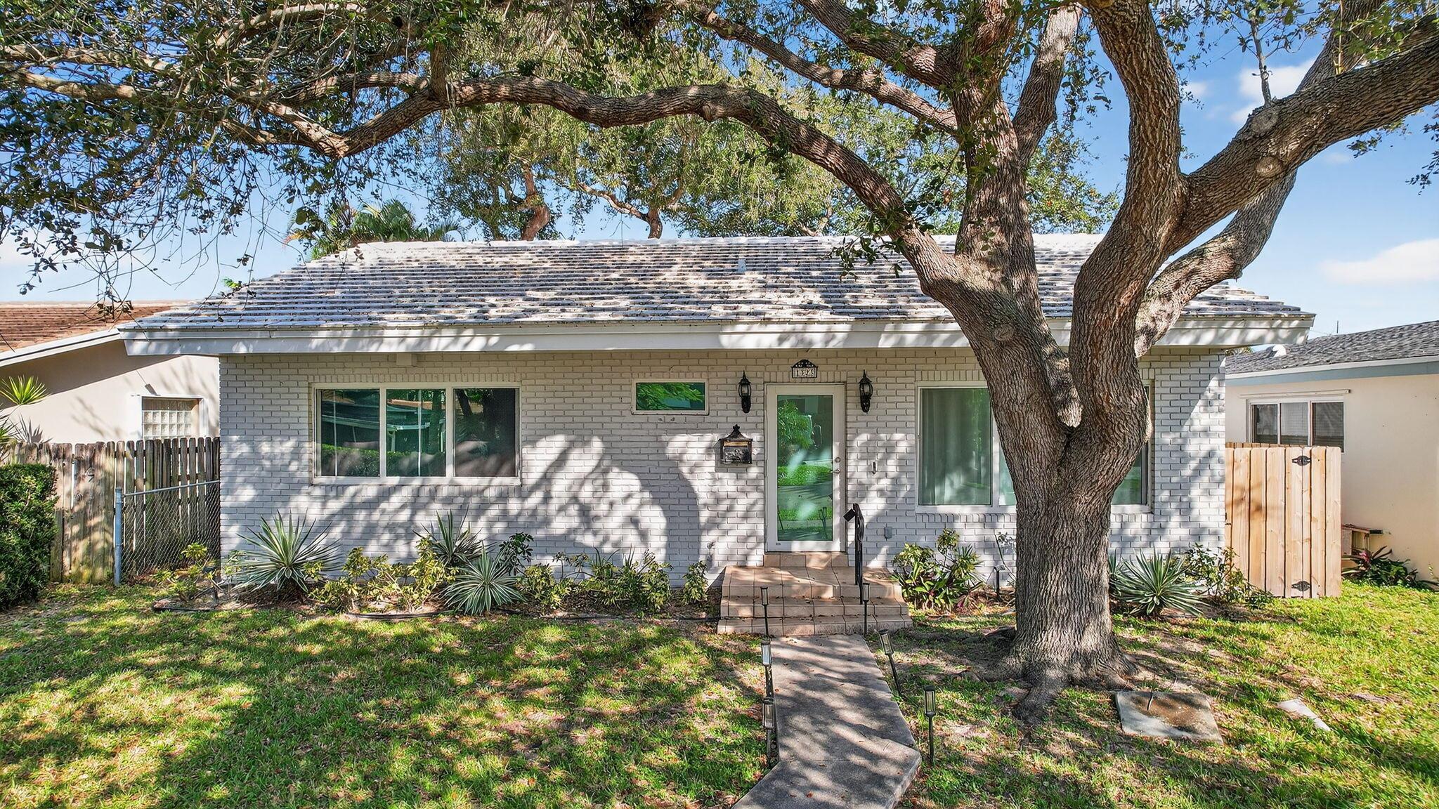 Hollywood Lakes Section