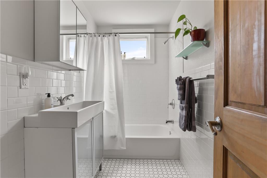 900 Delachaise Street