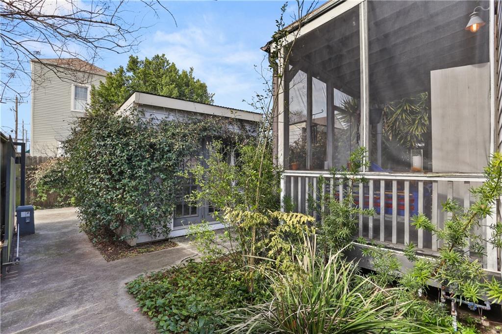 900 Delachaise Street