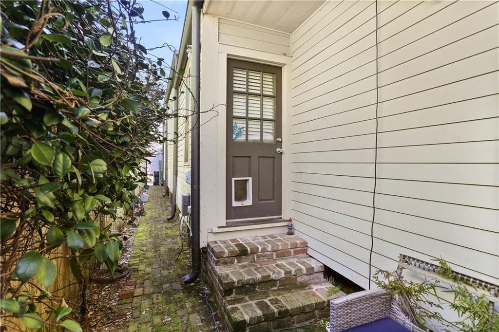 900 Delachaise Street