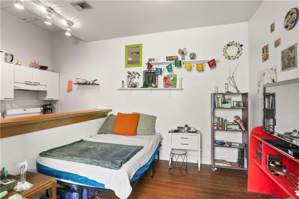 900 Delachaise Street