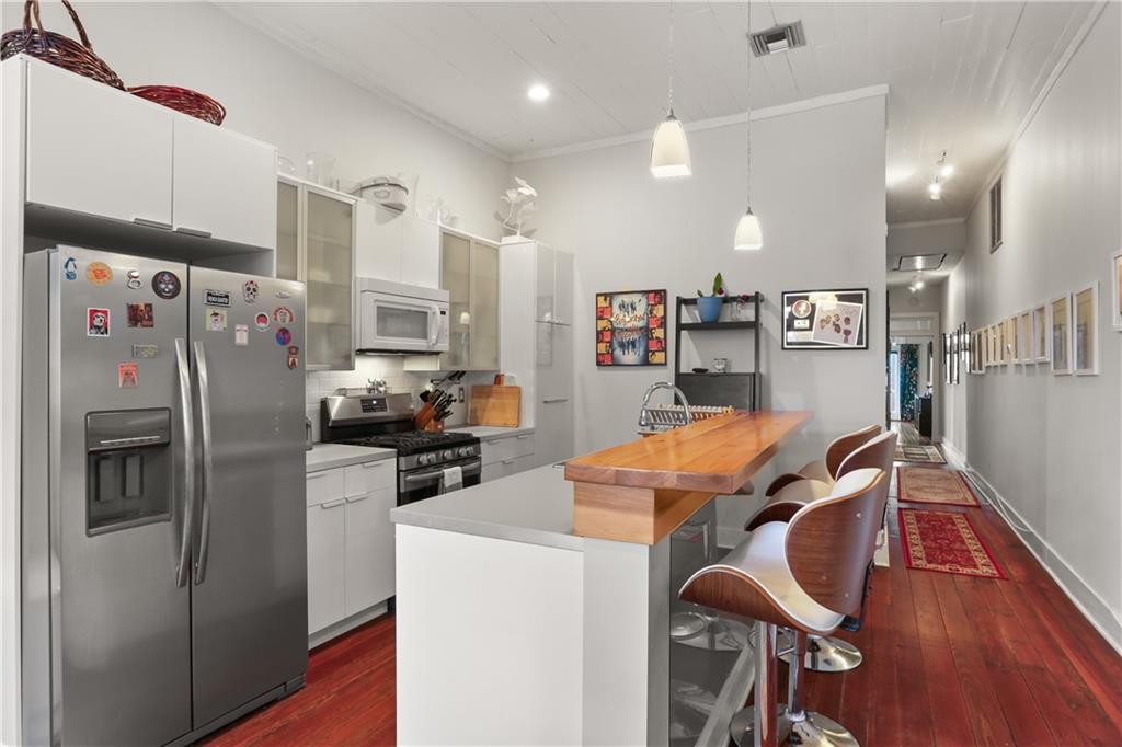 900 Delachaise Street