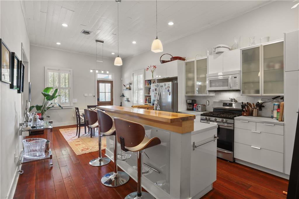 900 Delachaise Street