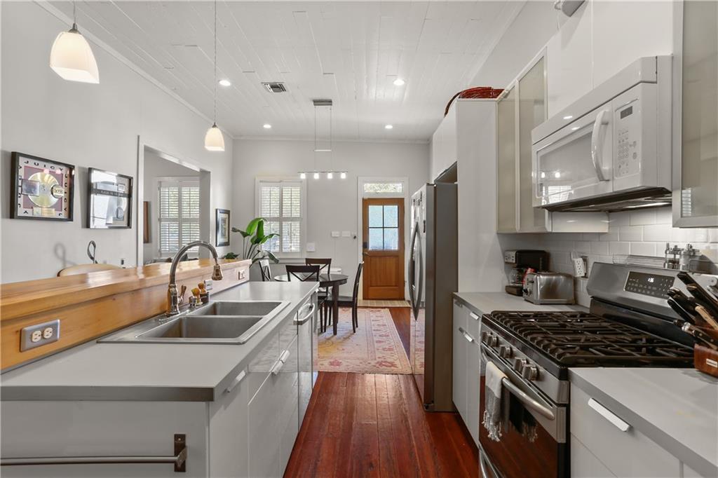 900 Delachaise Street