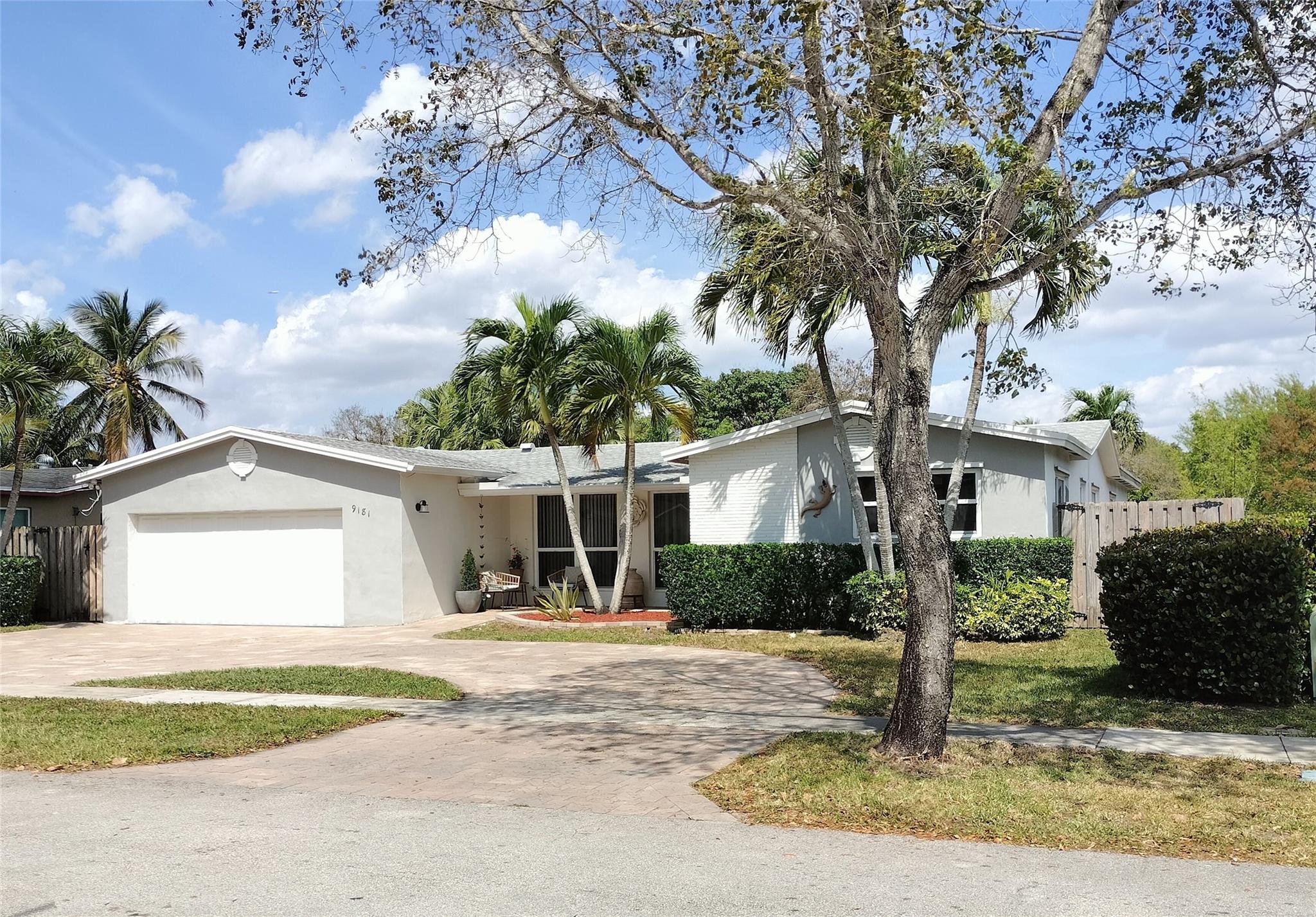 New roof 2021. Lots of parking.