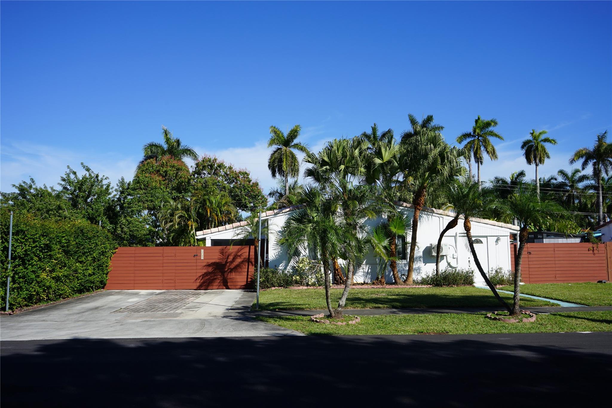 819 Ne 2nd Ct Hallandale Beach FL 33009 | F10489257