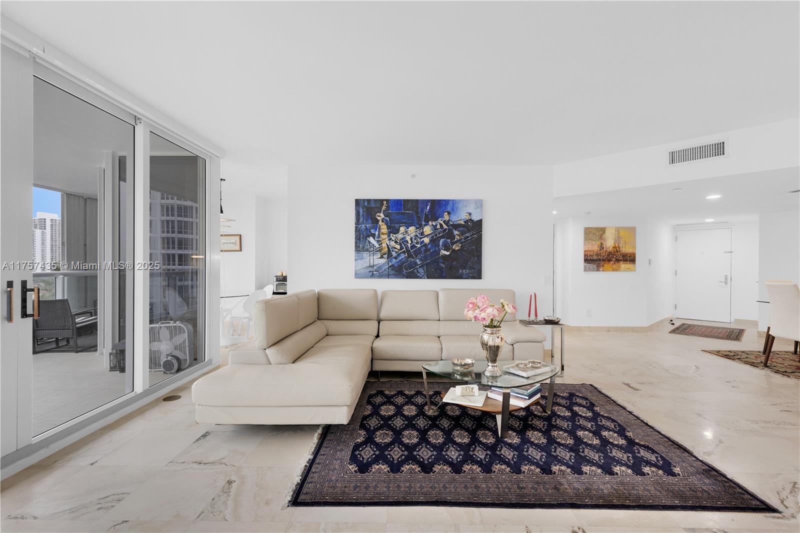 listing main picture