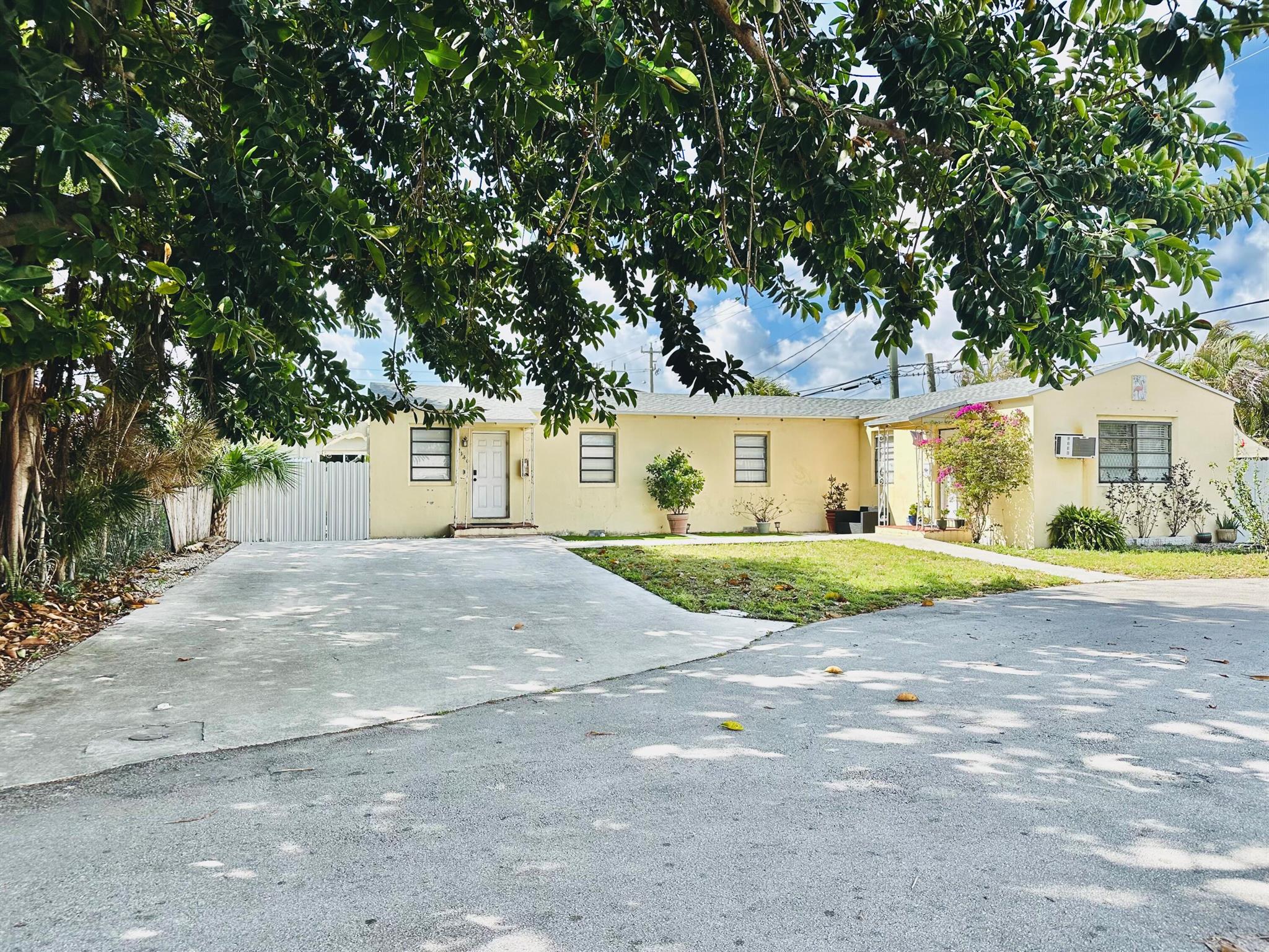 Homes for sale in Hollywood, FL | 2140 Monroe Terrace, Hollywood, FL 33020 | MLS# R11072078