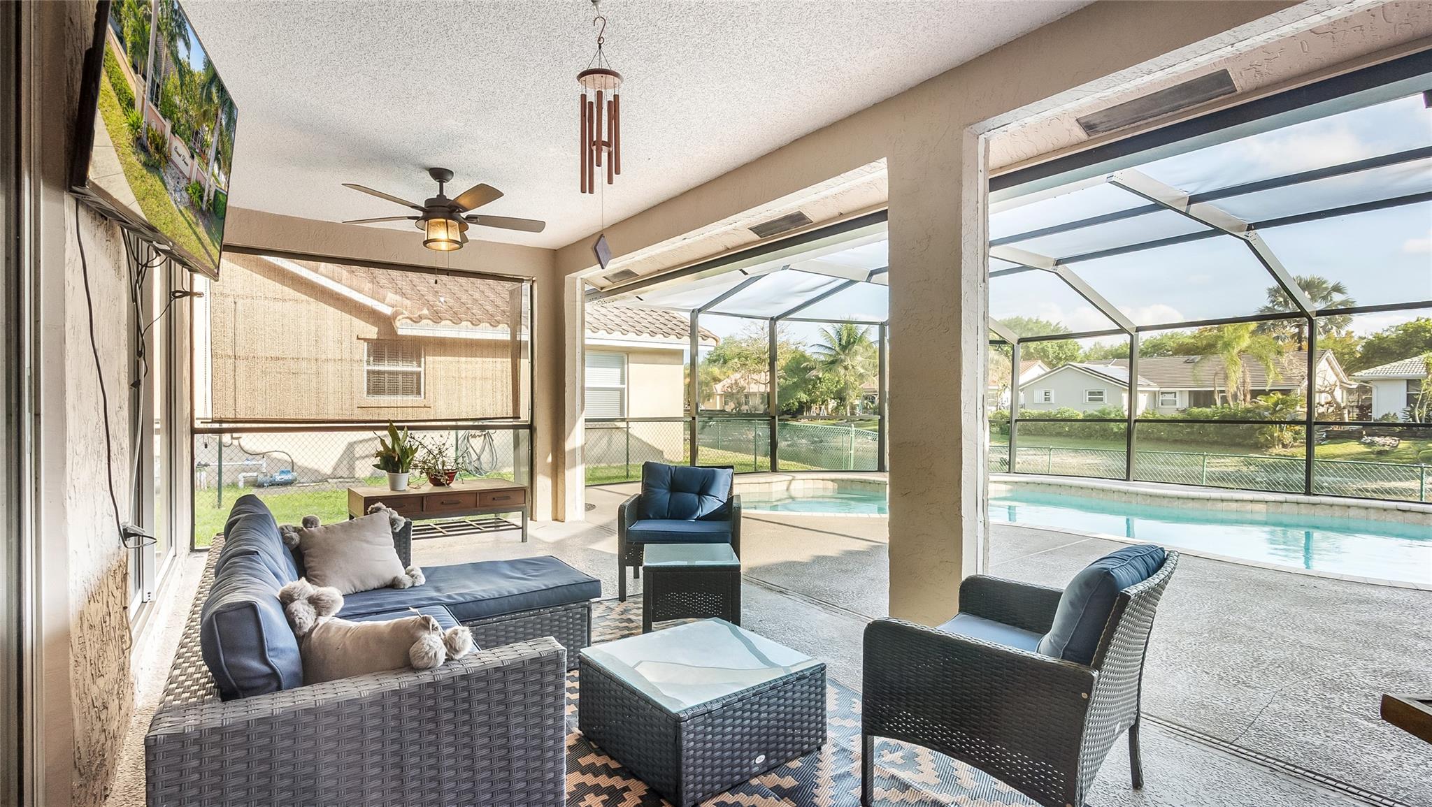 Large Screened in patio