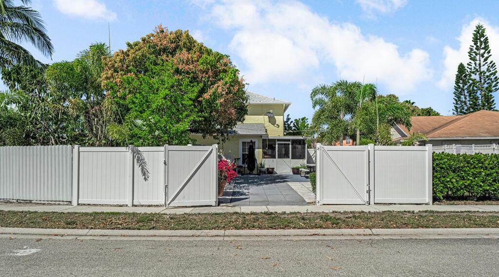 Homes for sale in Boynton Beach, FL | 10293 Boynton Pl Circle, Boynton Beach, FL 33437 | MLS# R11072321