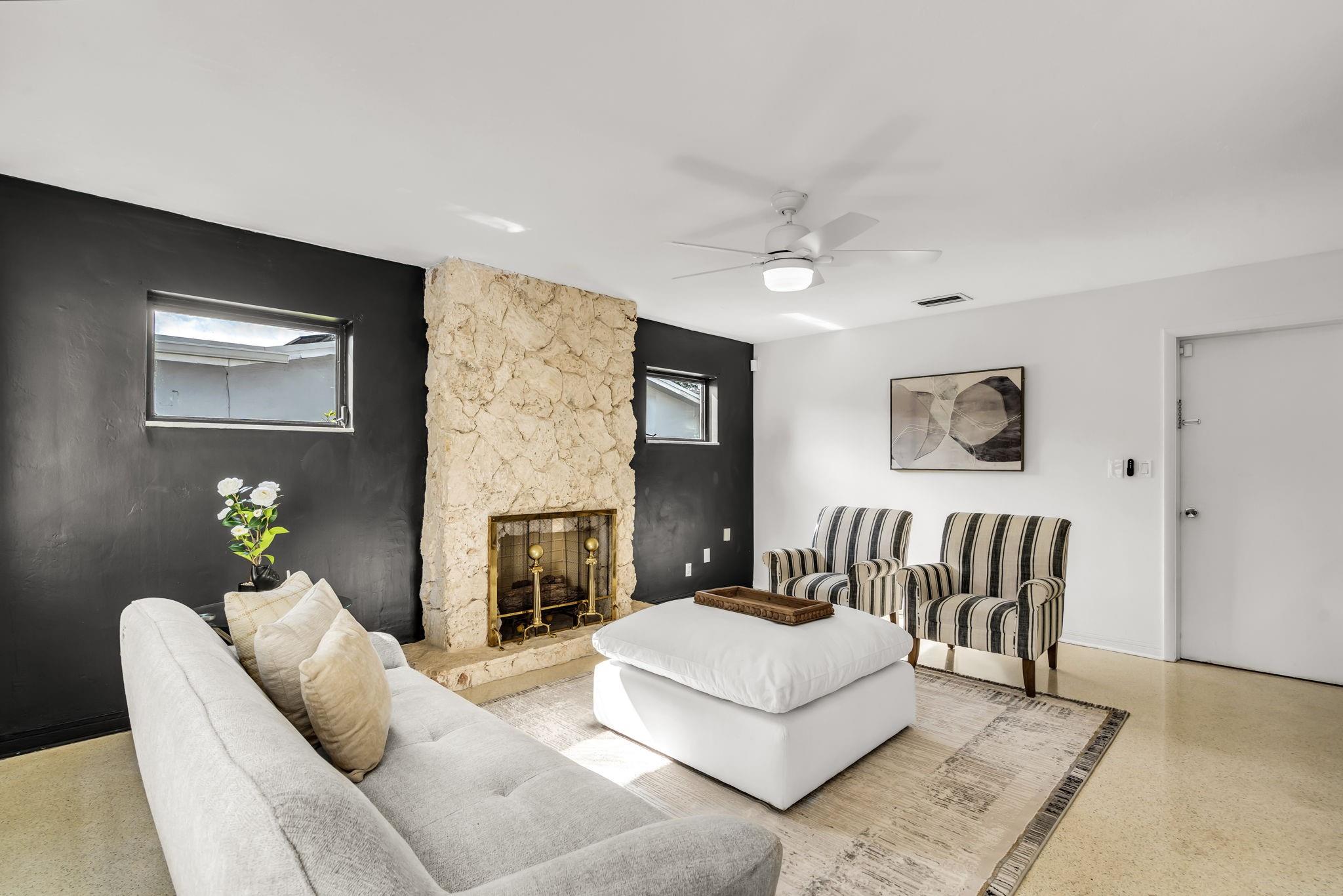 Wonderful 2nd
 living room with fireplace