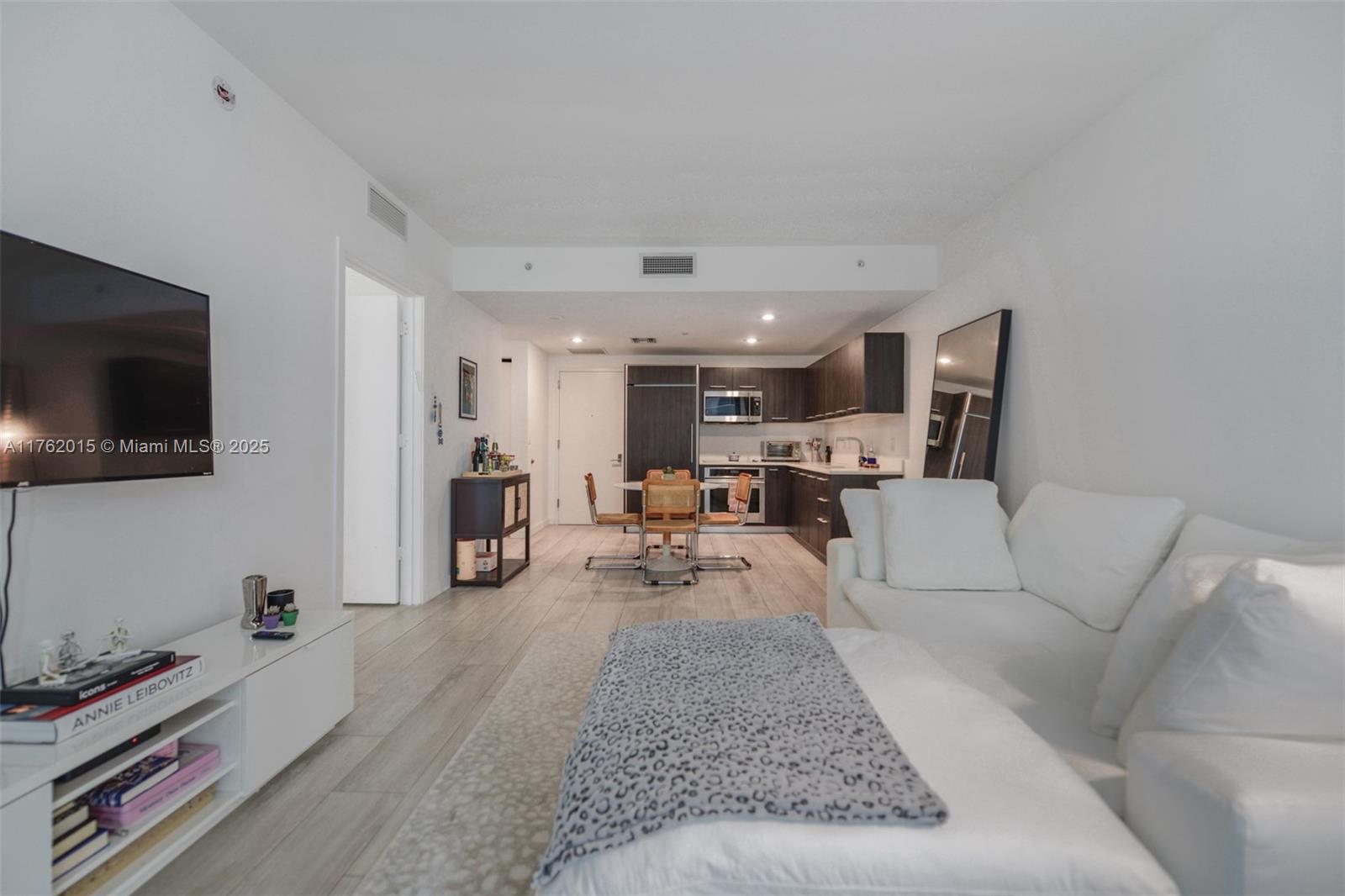 45 SW 9th St #1107, Miami FL 33130