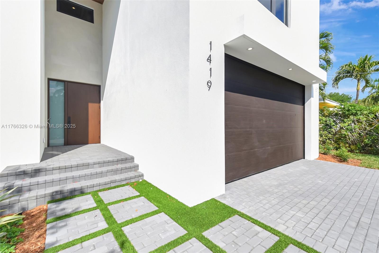 Homes for sale in Lake Worth, FL | 1419 N Lakeside Dr, Lake Worth, FL 33460 | MLS# A11766326