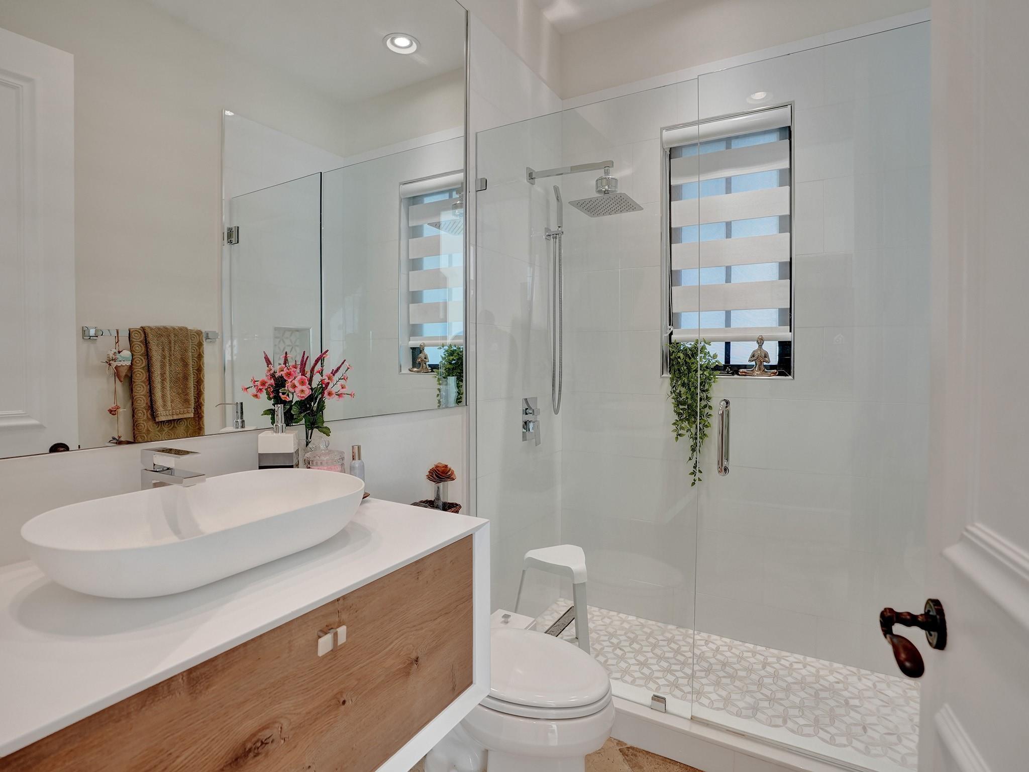 Guest bathroom on the first floor