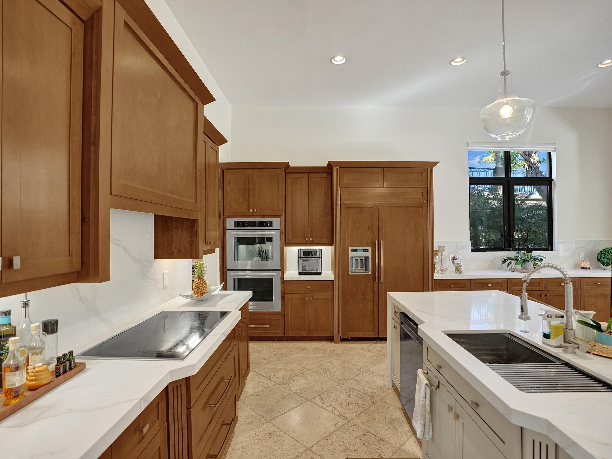 Meticulous details: the refrigerator and hood concealed behind wooden panels to create a seamless atmosphere.