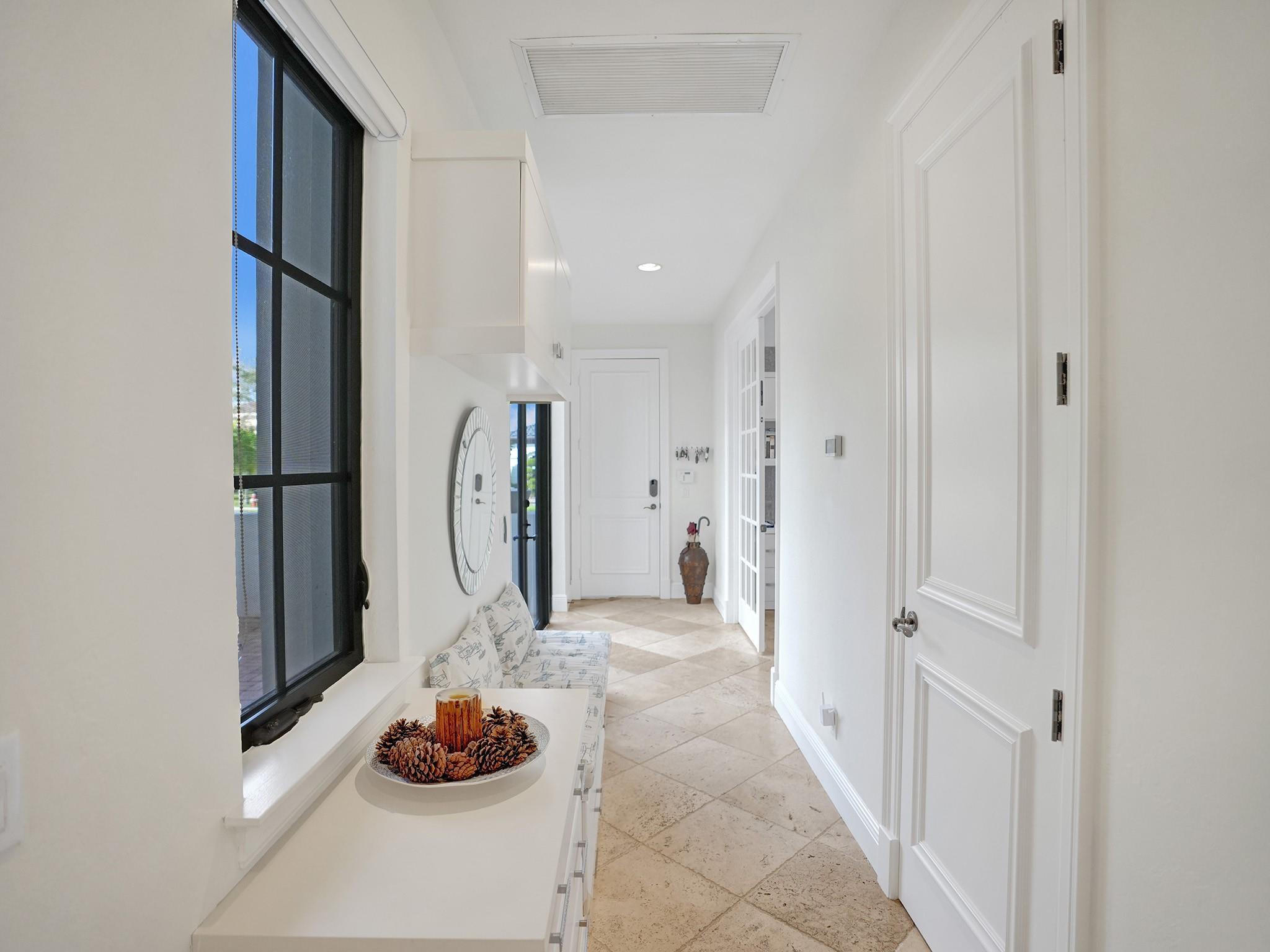Hallway leading to the office, accessible from the kitchen, the courtyard or one of the garages.
