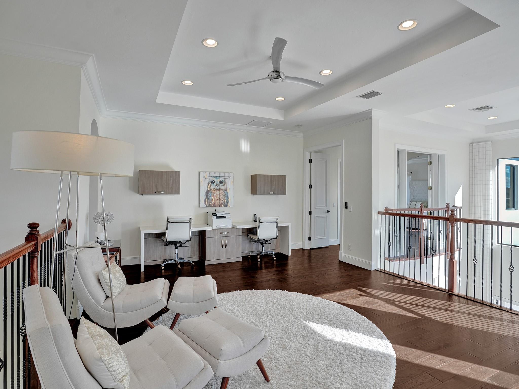 Resting area in the loft provides an elevated view of the beautiful golf scenery, thanks to the 22-foot-high ceiling in the living room.