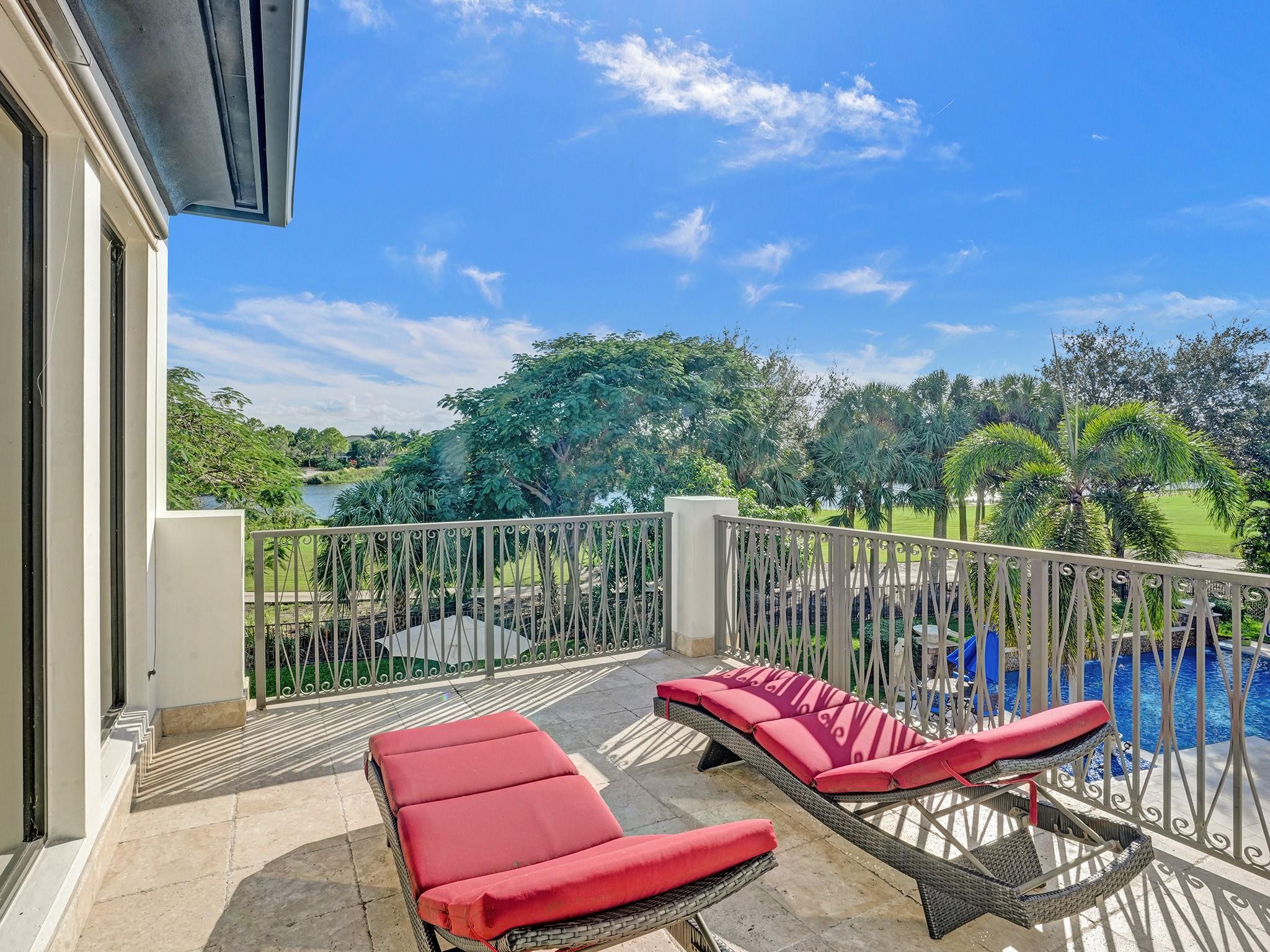 Your personal solarium: a terrace bathed in sunlight with stunning views of the golf course.