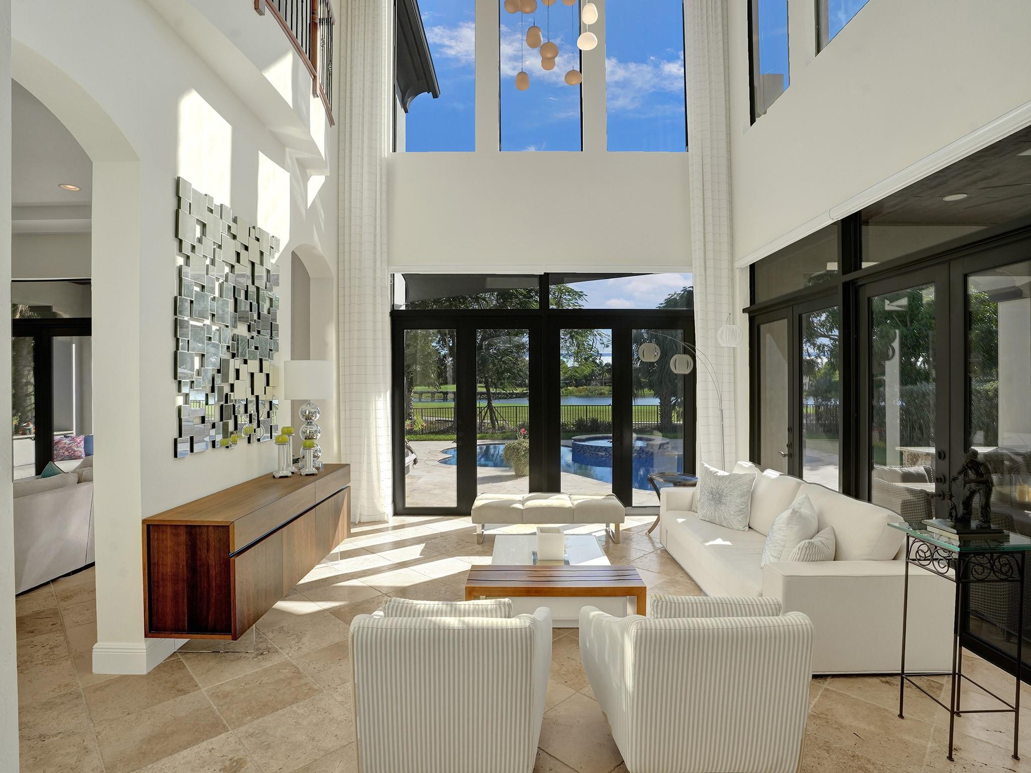 In this entrance, the double-height ceiling creates an openness that welcomes you with a sense of opulence, offering splendid views of the golf course and pool.