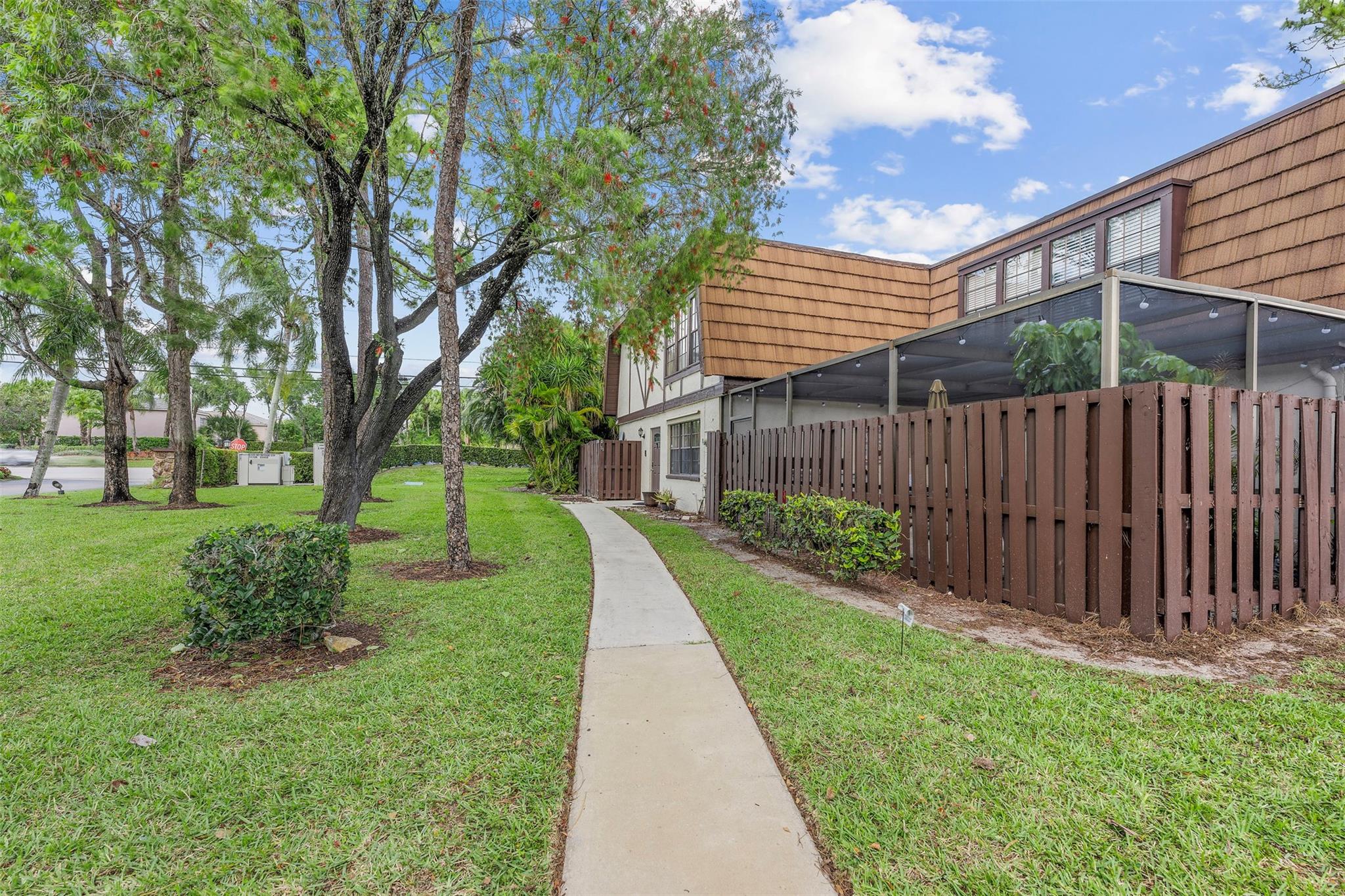 Homes for sale in Royal Palm Beach, FL | 100 Weybridge Cir #D, Royal Palm Beach, FL 33411 | MLS# F10496606