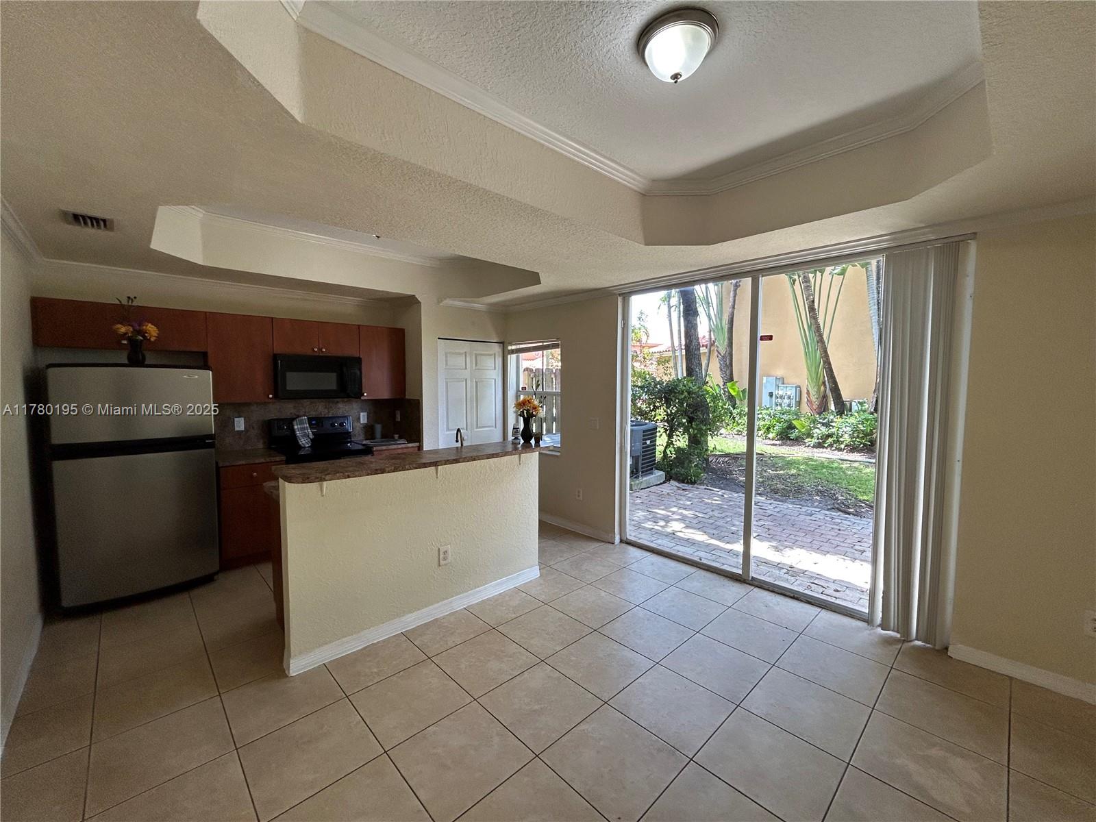 Elegant master bedroom retreat at 2279 Anchor Ct - Condo in Dania Beach