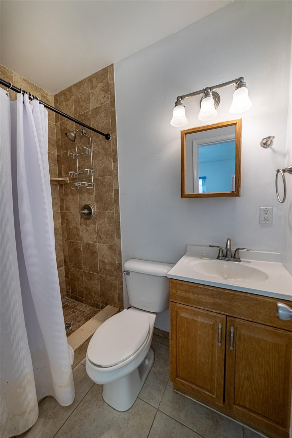 bath in 2nd primary bedroom