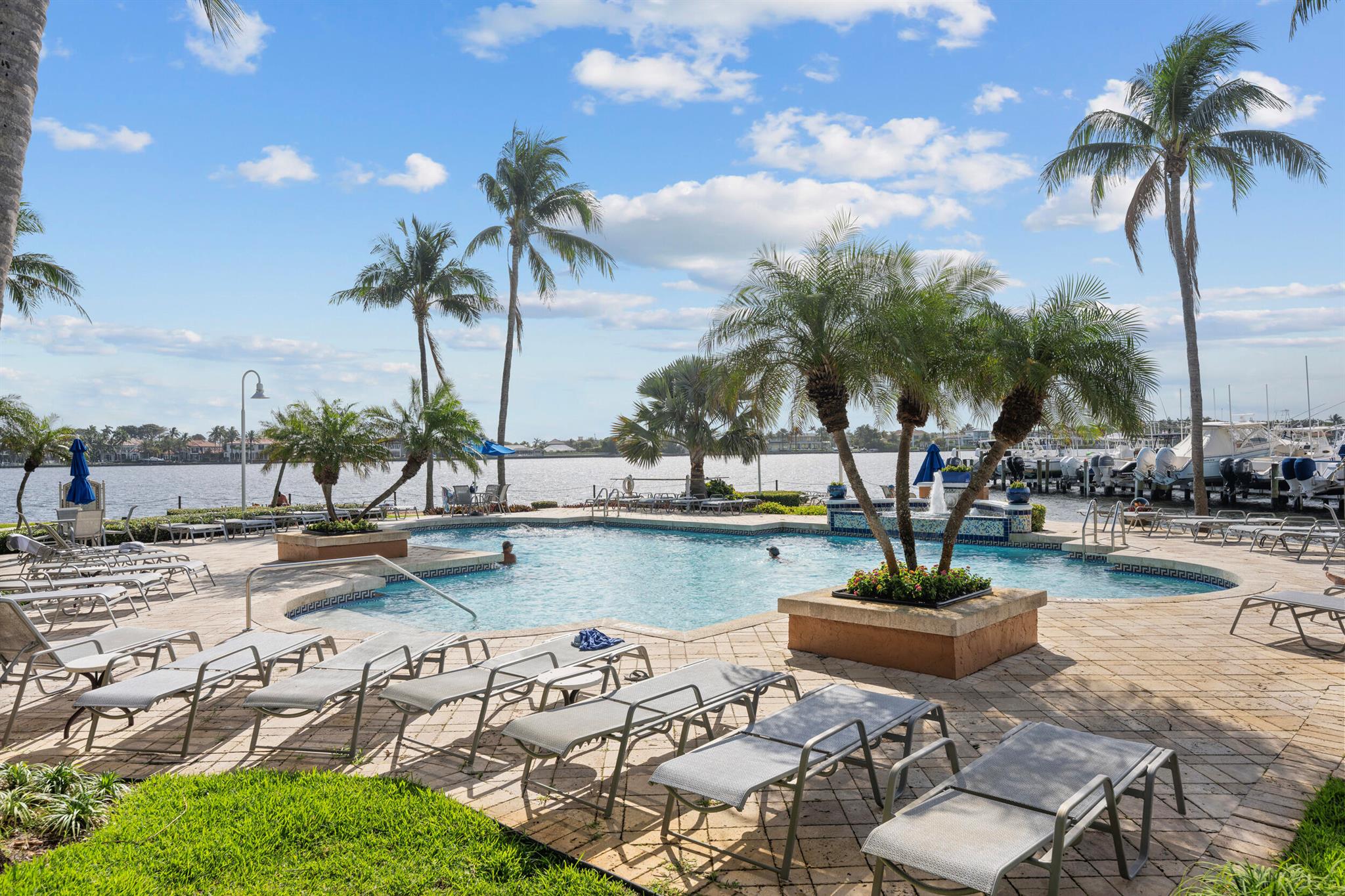 Yacht Club Onthe  Interco