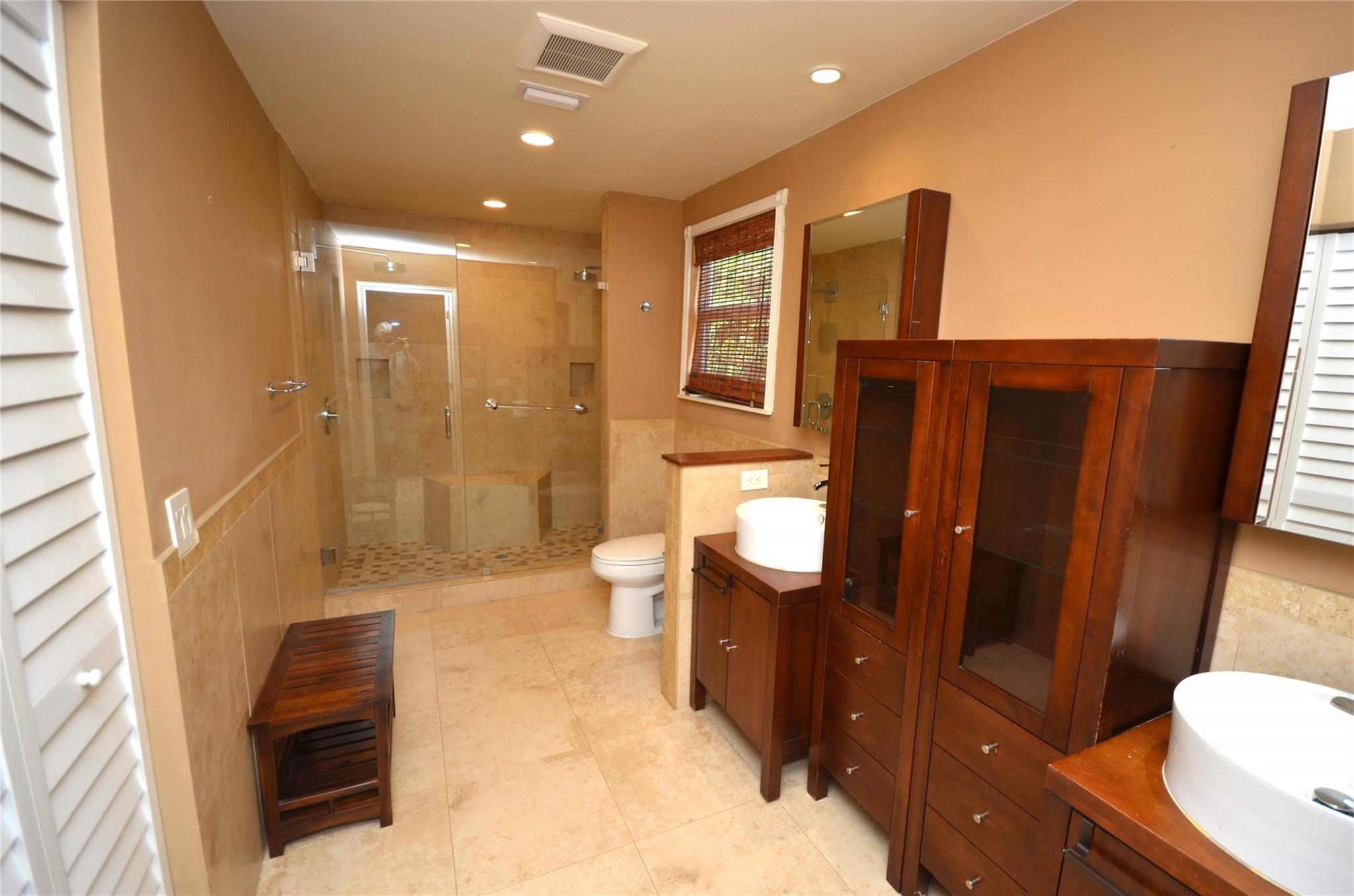 Master bathg, DSual sinks and dual shower heads