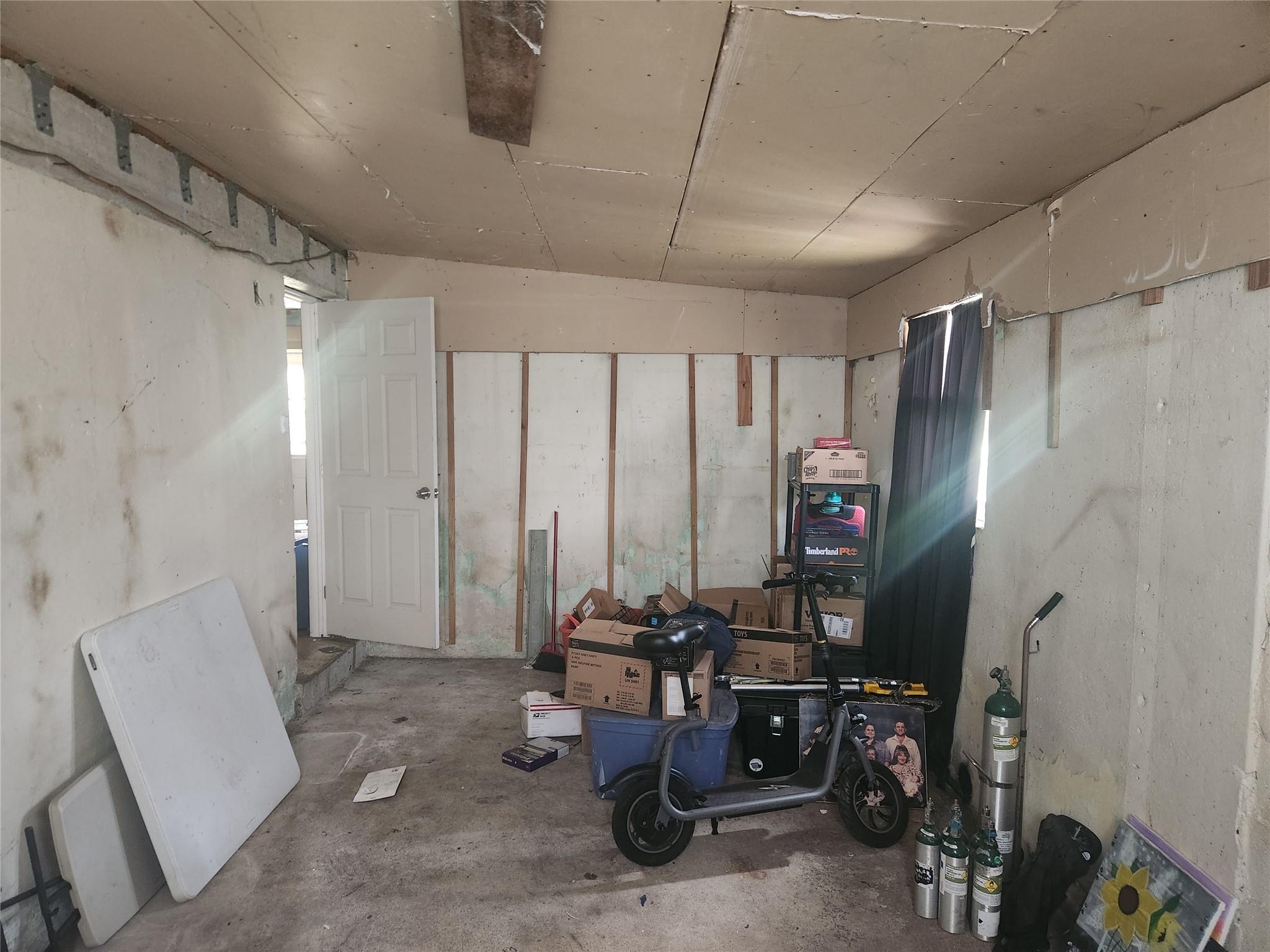 Garage room 1