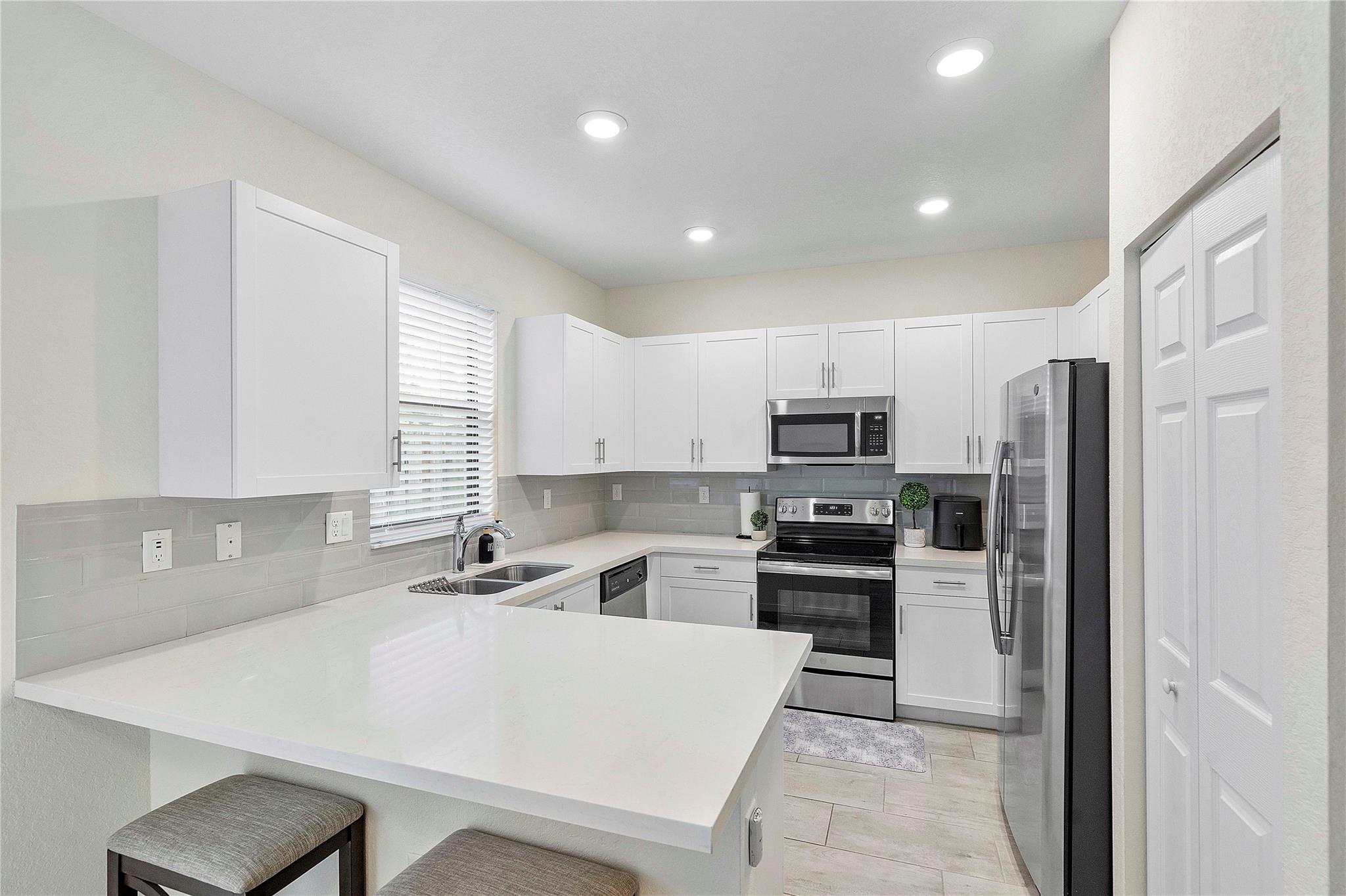 Homes for sale in Davie, FL | 4990 Loebner Ter, Davie, FL 33314 | MLS# F10499090