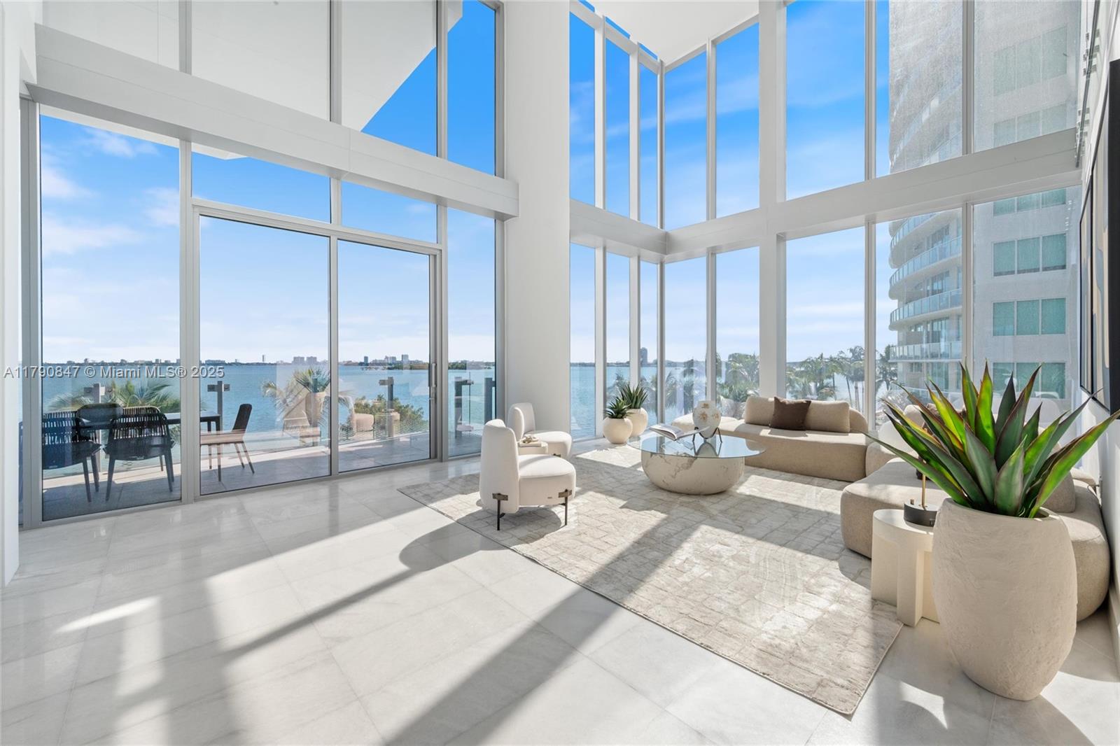 Apartamento à Venda em Miami, FL