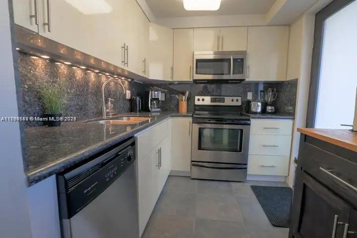 Yacht Club Condo (The)